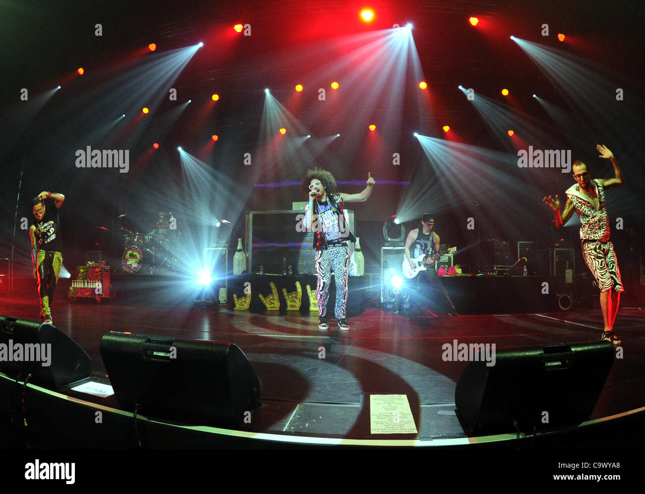 Redfoo degli Stati Uniti elettro-pop LMFAO gruppo esegue durante un concerto a Praga, fine Venerdì, Febbraio 24, 2012. (CTK foto/Vit Simanek) Foto Stock
