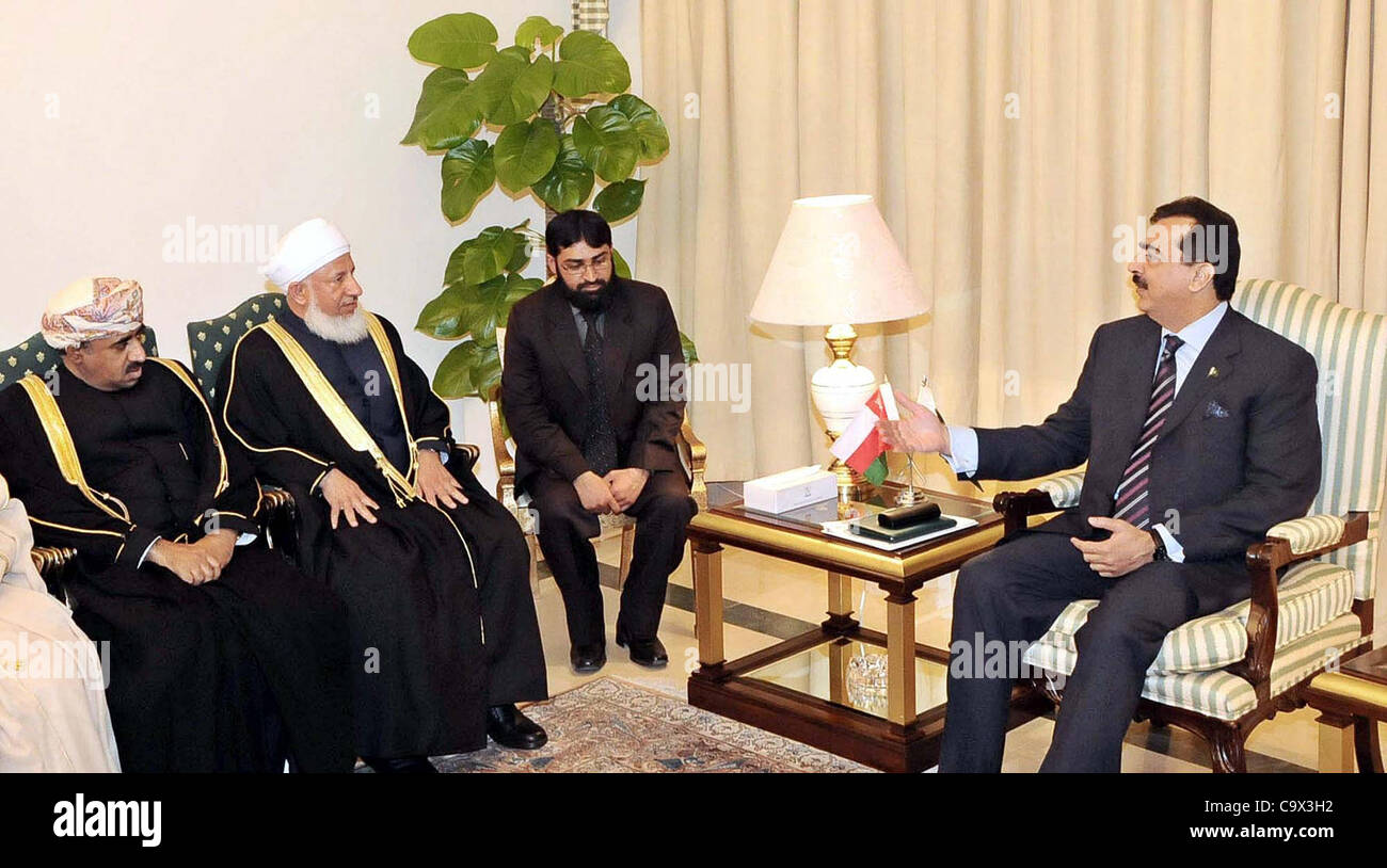 Il primo ministro, Syed Yousuf Raza Gilani colloqui con giustizia Dr.Ishaq bin Ahmad Al Bosaeedi, capo della Corte suprema di Oman, durante l incontro alla Casa di PM a Islamabad il lunedì 27 febbraio, 2012. Foto Stock