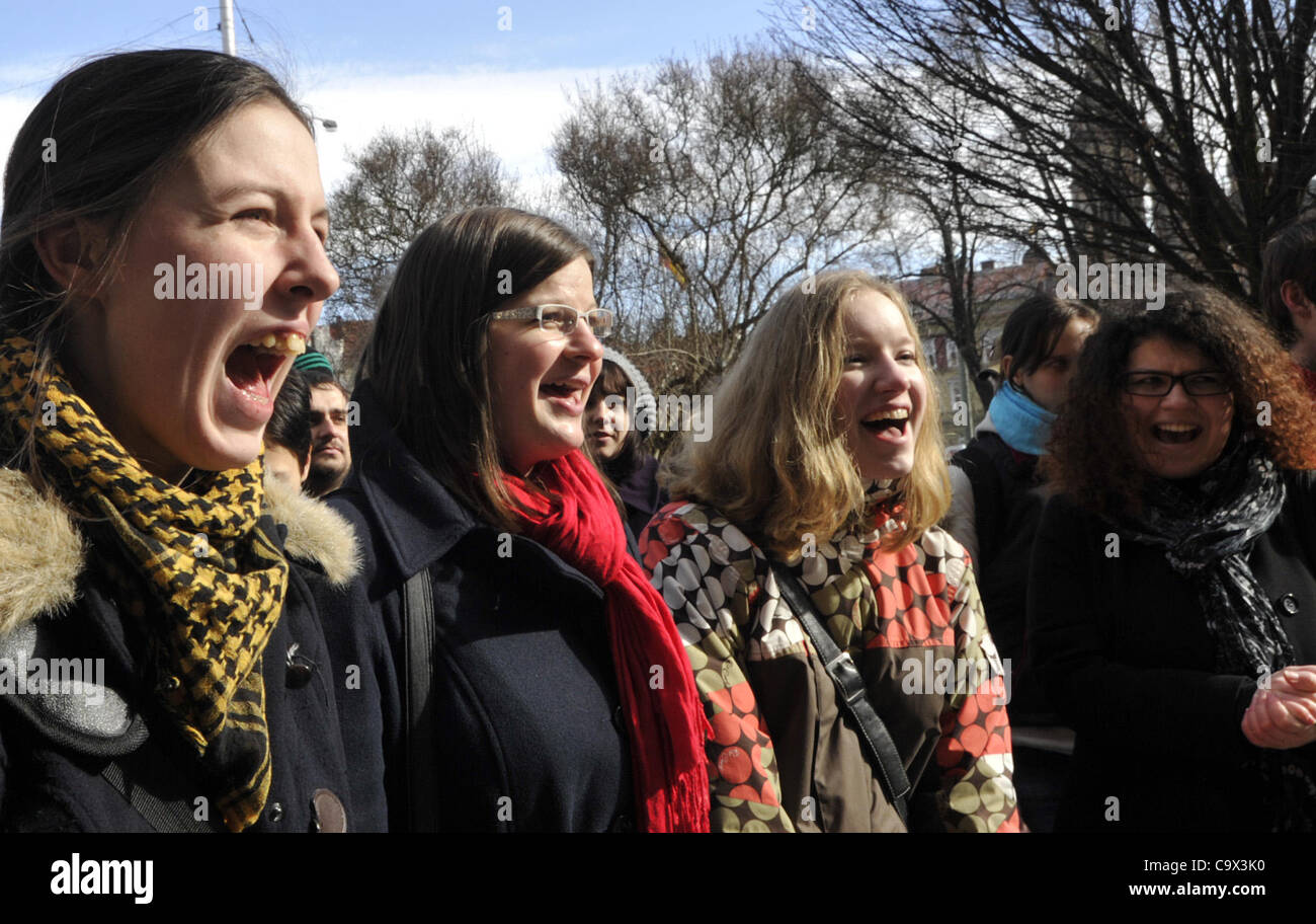 Gli studenti di università di Hradec Kralove dimostrare di fronte il palazzo dell'Università. Questa protesta è una parte dei principali anti-riforma manifestazione denominata la settimana di agitazioni, che esprimere il disaccordo con la prevista delle riforme nel campo dell'istruzione. Hradec Kralove, Repubblica Ceca, lunedì 2 febbraio, 2012. ( Foto Stock