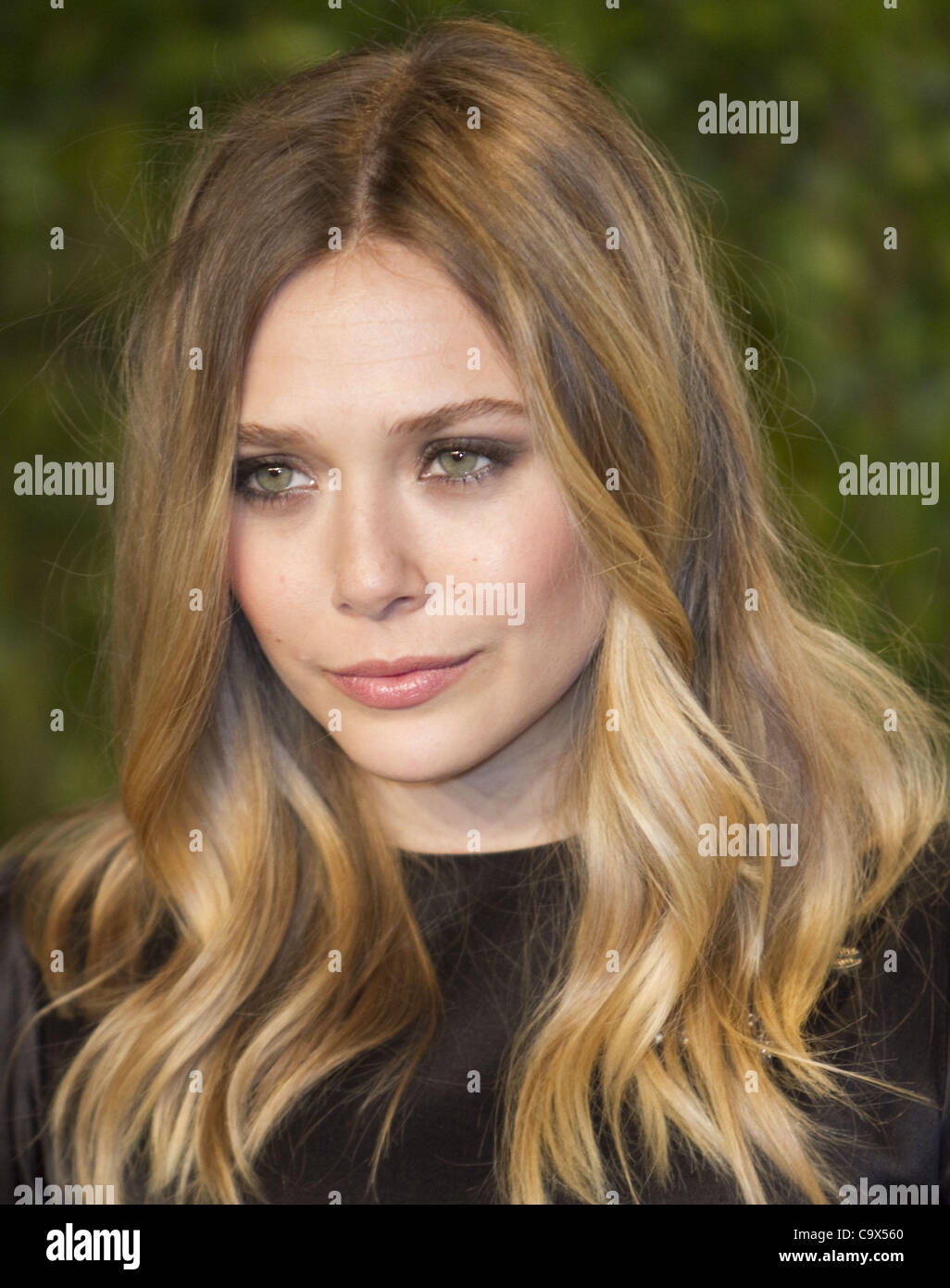 Febbraio 26, 2012 - Hollywood, California, Stati Uniti - Elizabeth Olsen sul tappeto rosso al Vanity Fair Oscar party al tramonto le torri in West Hollywood, California (credito Immagine: © SUSAN J. Rose/Prensa Internacional/ZUMAPRESS.com) Foto Stock