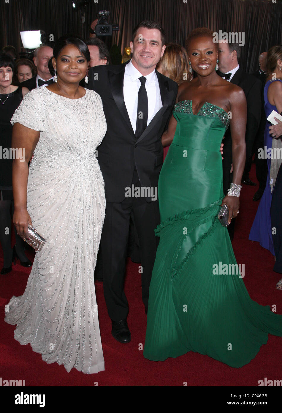 OCTAVIA SPENCER & TATE TAYLOR & VIOLA DAVIS IL 84TH ACADEMY AWARDS gli arrivi a Los Angeles California USA 26 febbraio 2012 Foto Stock