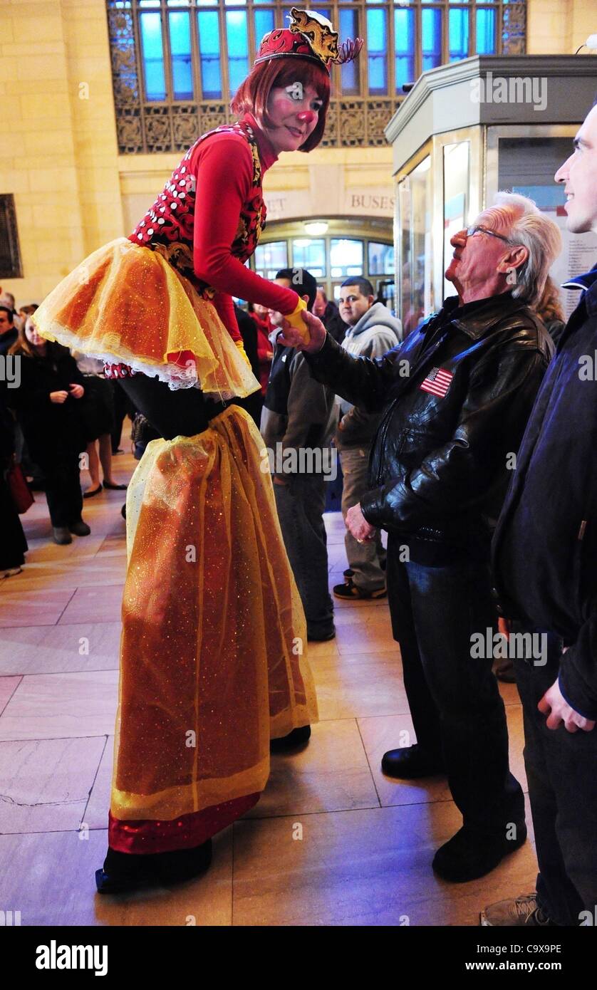 Febbraio 28, 2012 - Manhattan, New York, Stati Uniti - ''Gigi'' il clown saluta Sal Furia e suo figlio Antonio di Bensonhurst come il Ringling Bros e Barnum & Baily ospita Clown College auditions a Vanderbilt Hall presso il Grand Central Terminal mentre annuncia l arrivo di ''il più grande spettacolo sulla Terra'' del tri Foto Stock