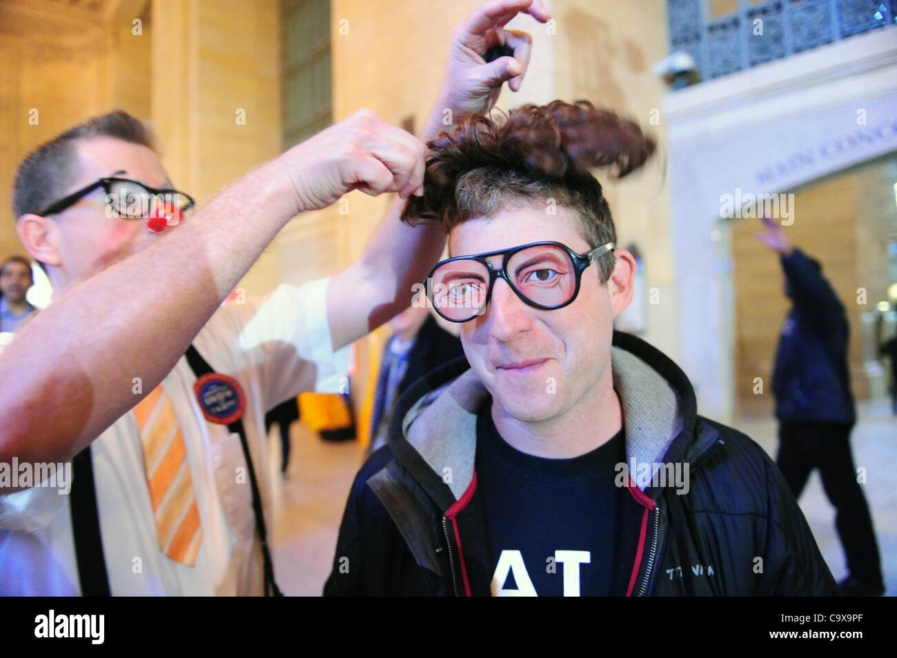 Febbraio 28, 2012 - Manhattan, New York, Stati Uniti - ''Bucky'' il clown interagisce con Daily News reporter Lysiak opaco come il Ringling Bros e Barnum & Baily ospita Clown College auditions a Vanderbilt Hall presso il Grand Central Terminal mentre annuncia l arrivo di ''il più grande spettacolo sulla Terra'' del tri-sta Foto Stock
