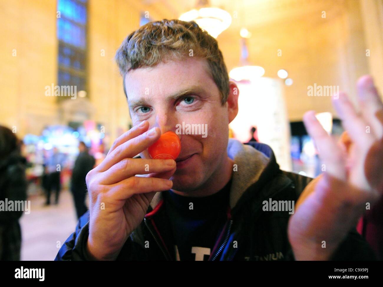 Febbraio 28, 2012 - Manhattan, New York, Stati Uniti - ''Bucky'' il clown interagisce con Daily News reporter Lysiak opaco come il Ringling Bros e Barnum & Baily ospita Clown College auditions a Vanderbilt Hall presso il Grand Central Terminal mentre annuncia l arrivo di ''il più grande spettacolo sulla Terra'' del tri-sta Foto Stock