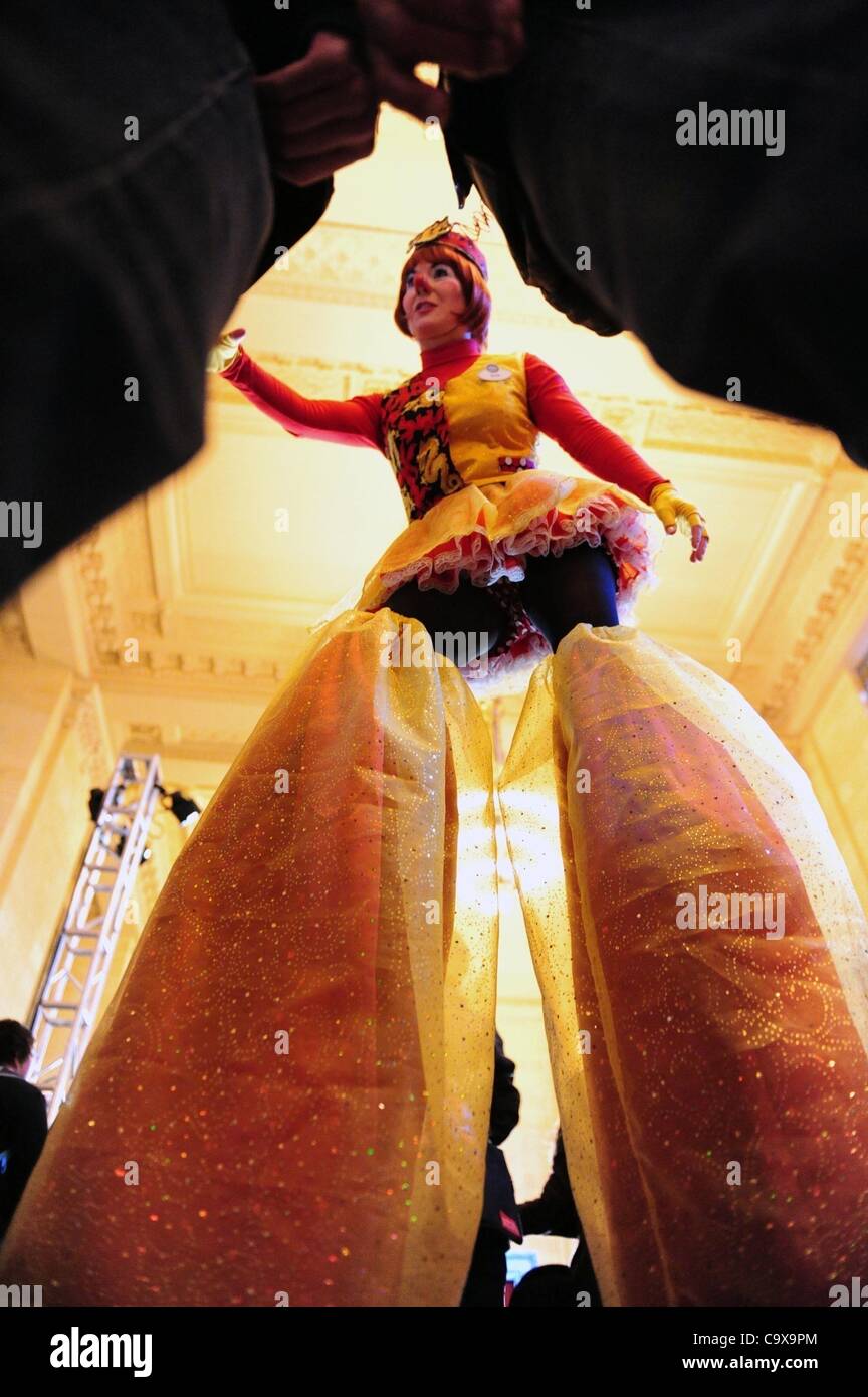 Febbraio 28, 2012 - Manhattan, New York, Stati Uniti - ''Gigi'' il clown saluta Sal Furia e suo figlio Antonio di Bensonhurst come il Ringling Bros e Barnum & Baily ospita Clown College auditions a Vanderbilt Hall presso il Grand Central Terminal mentre annuncia l arrivo di ''il più grande spettacolo sulla Terra'' del tri Foto Stock