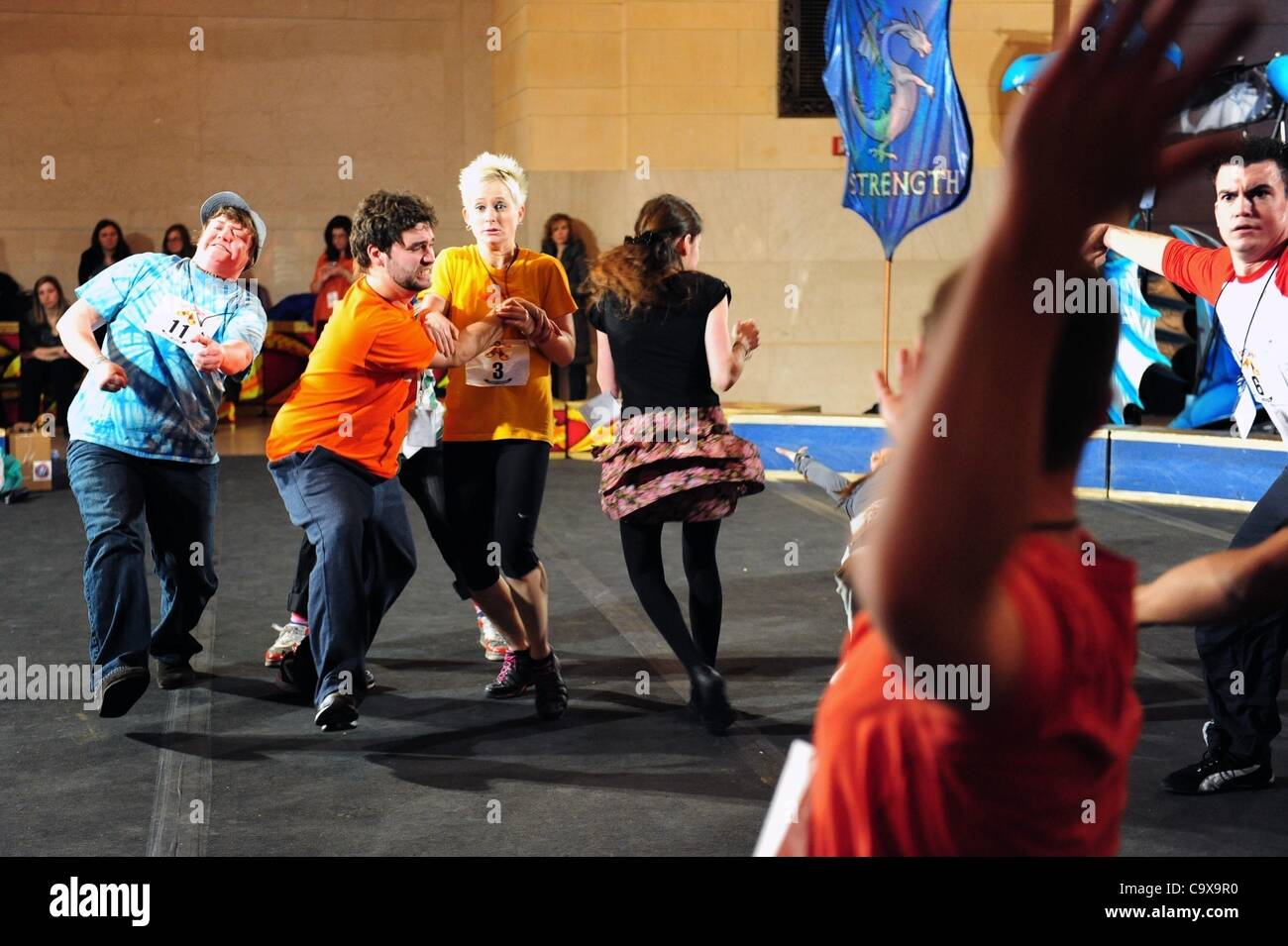 Febbraio 28, 2012 - Manhattan, New York, Stati Uniti - Ringling Bros e Barnum & Baily ospita Clown College auditions a Vanderbilt Hall presso il Grand Central Terminal mentre annuncia l arrivo di ''il più grande spettacolo sulla Terra'' del tri-area di stato. (Credito Immagine: © Bryan Smith/ZUMAPRESS.com) Foto Stock