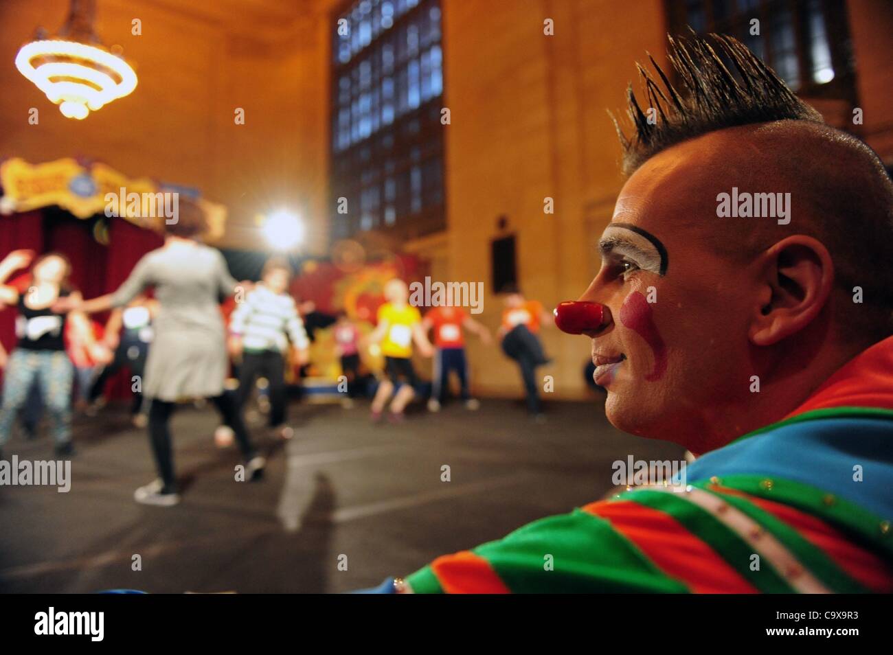 Febbraio 28, 2012 - Manhattan, New York, Stati Uniti - Ringling Bros e Barnum & Baily ospita Clown College auditions a Vanderbilt Hall presso il Grand Central Terminal mentre annuncia l arrivo di ''il più grande spettacolo sulla Terra'' del tri-area di stato. (Credito Immagine: © Bryan Smith/ZUMAPRESS.com) Foto Stock
