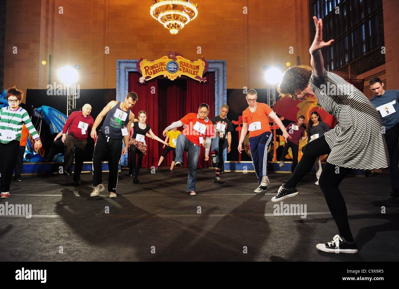 Febbraio 28, 2012 - Manhattan, New York, Stati Uniti - Ringling Bros e Barnum & Baily ospita Clown College auditions a Vanderbilt Hall presso il Grand Central Terminal mentre annuncia l arrivo di ''il più grande spettacolo sulla Terra'' del tri-area di stato. (Credito Immagine: © Bryan Smith/ZUMAPRESS.com) Foto Stock
