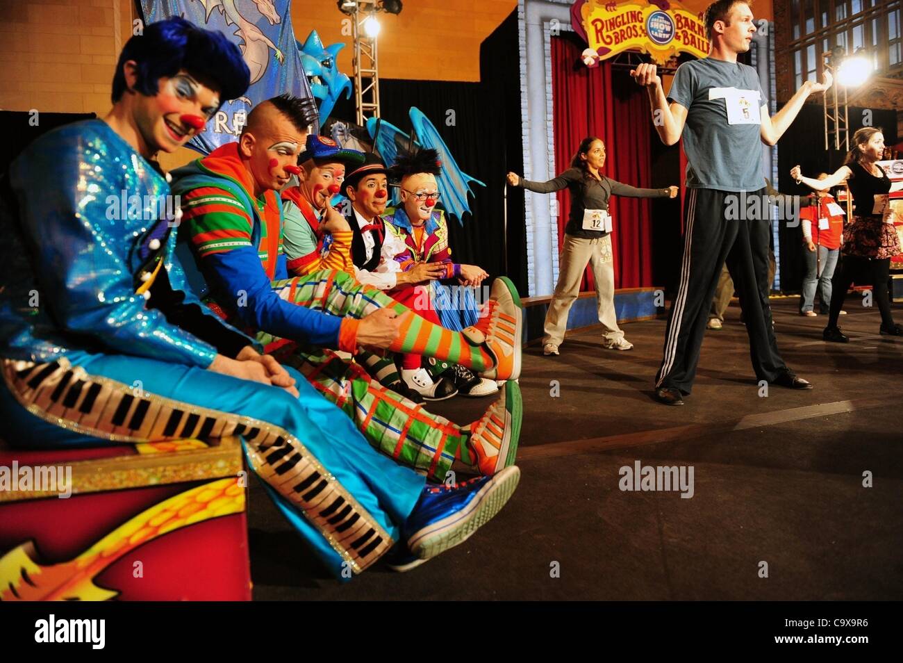 Febbraio 28, 2012 - Manhattan, New York, Stati Uniti - Ringling Bros e Barnum & Baily ospita Clown College auditions a Vanderbilt Hall presso il Grand Central Terminal mentre annuncia l arrivo di ''il più grande spettacolo sulla Terra'' del tri-area di stato. (Credito Immagine: © Bryan Smith/ZUMAPRESS.com) Foto Stock