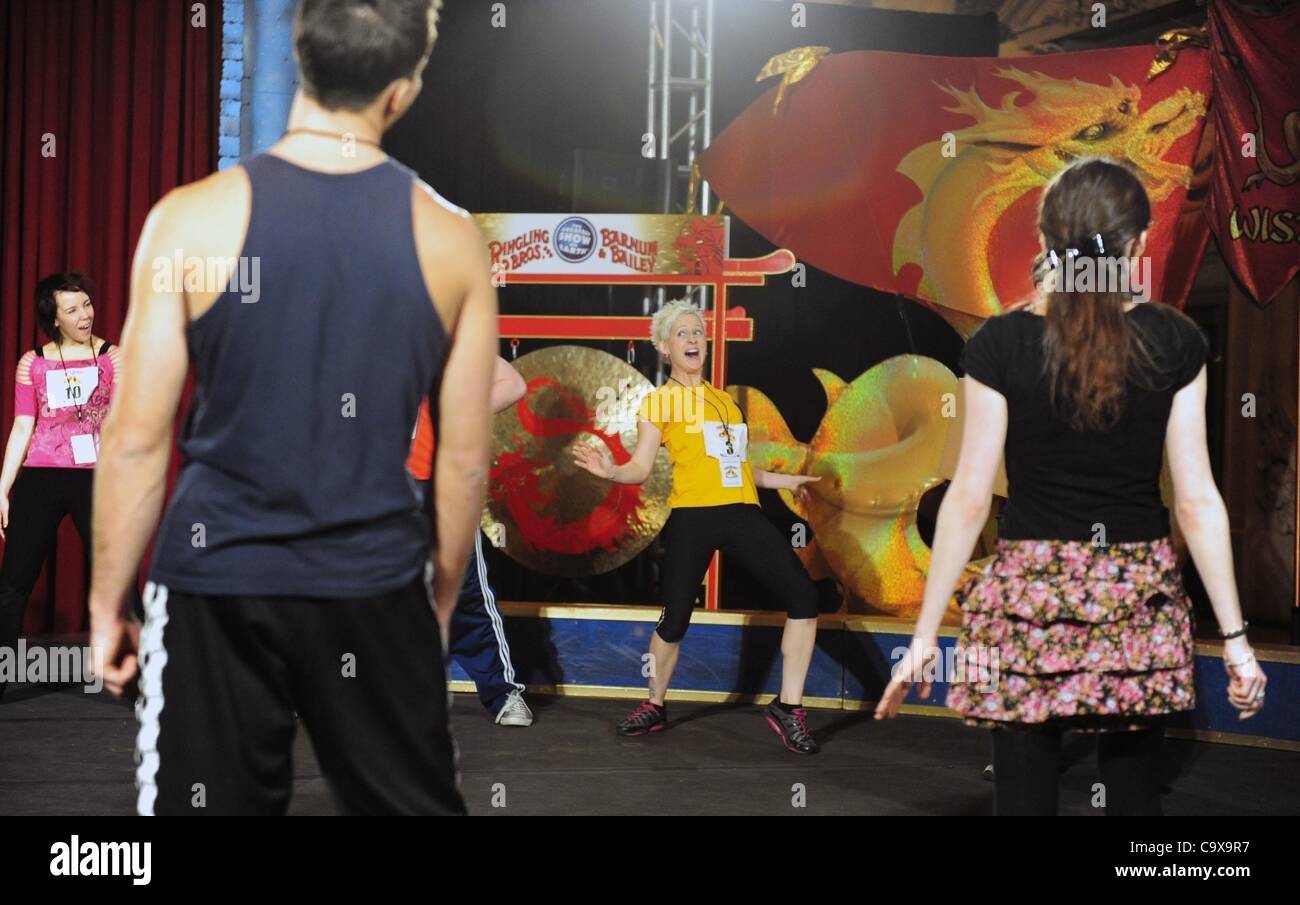 Febbraio 28, 2012 - Manhattan, New York, Stati Uniti - Ringling Bros e Barnum & Baily ospita Clown College auditions a Vanderbilt Hall presso il Grand Central Terminal mentre annuncia l arrivo di ''il più grande spettacolo sulla Terra'' del tri-area di stato. (Credito Immagine: © Bryan Smith/ZUMAPRESS.com) Foto Stock