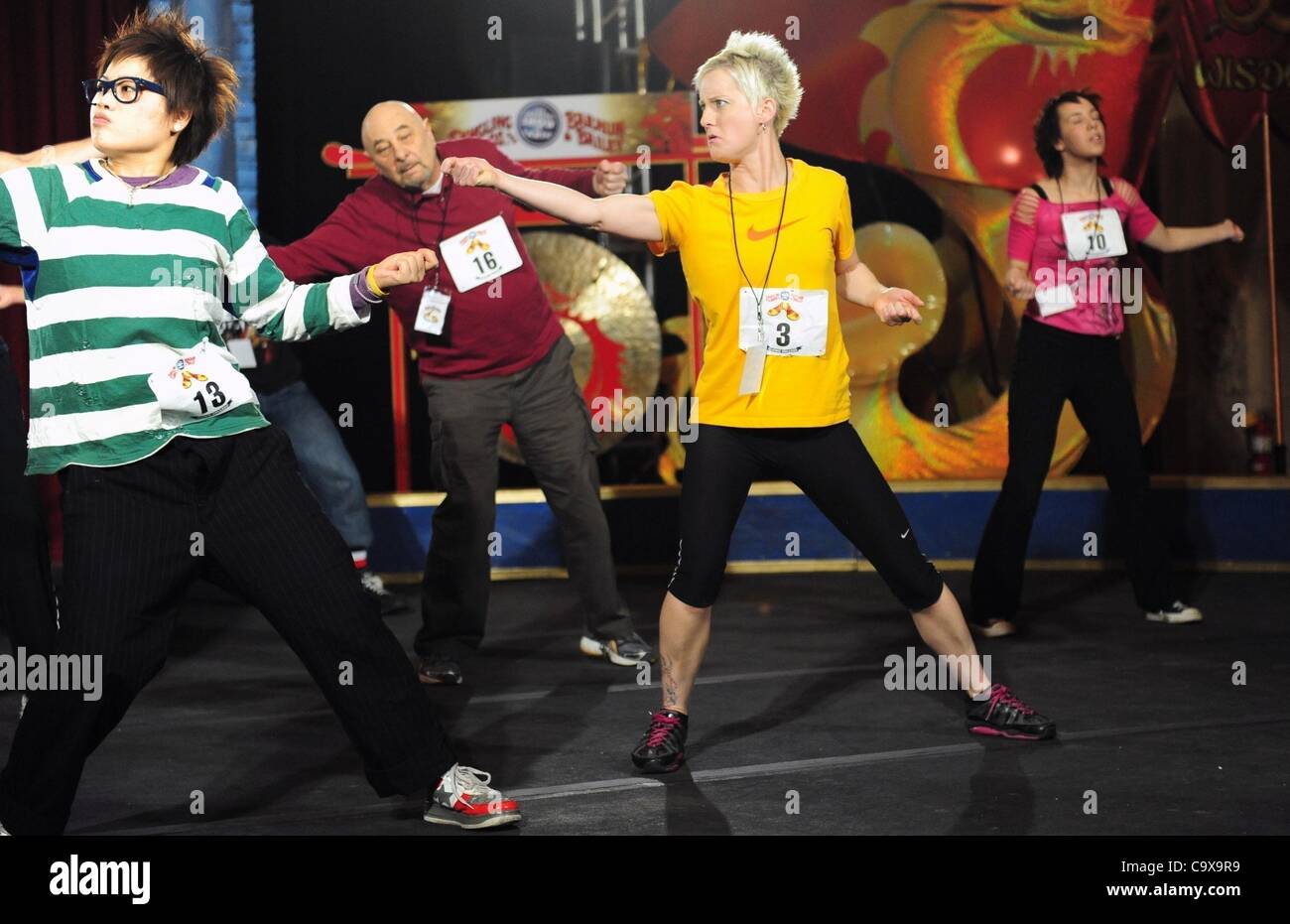 Febbraio 28, 2012 - Manhattan, New York, Stati Uniti - Aprile Vollm di Las Vegas esegue come il Ringling Bros e Barnum & Baily ospita Clown College auditions a Vanderbilt Hall presso il Grand Central Terminal mentre annuncia l arrivo di ''il più grande spettacolo sulla Terra'' del tri-area di stato. (Credito Immagine: © Bryan S Foto Stock