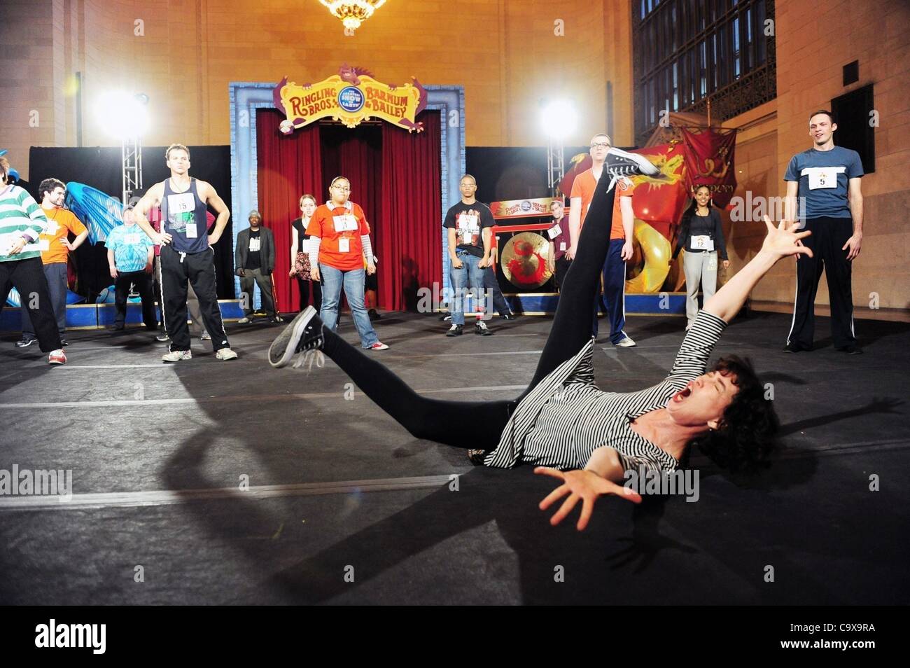 Febbraio 28, 2012 - Manhattan, New York, Stati Uniti - Ringling Bros e Barnum & Baily ospita Clown College auditions a Vanderbilt Hall presso il Grand Central Terminal mentre annuncia l arrivo di ''il più grande spettacolo sulla Terra'' del tri-area di stato. (Credito Immagine: © Bryan Smith/ZUMAPRESS.com) Foto Stock