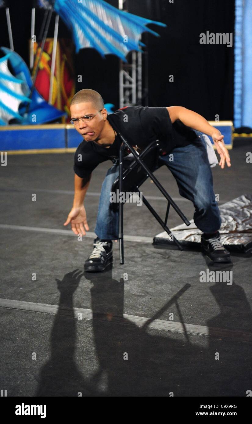 Febbraio 28, 2012 - Manhattan, New York, Stati Uniti - Brian Wright di Brooklyn esegue come il Ringling Bros e Barnum & Baily ospita Clown College auditions a Vanderbilt Hall presso il Grand Central Terminal mentre annuncia l arrivo di ''il più grande spettacolo sulla Terra'' del tri-area di stato. (Credito Immagine: © Bryan S Foto Stock
