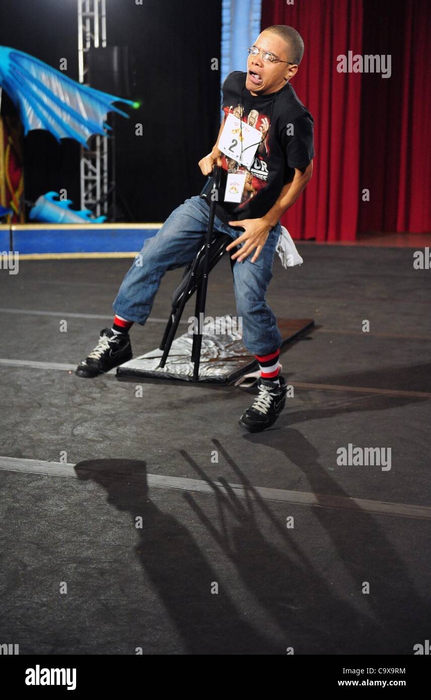 Febbraio 28, 2012 - Manhattan, New York, Stati Uniti - Brian Wright di Brooklyn esegue come il Ringling Bros e Barnum & Baily ospita Clown College auditions a Vanderbilt Hall presso il Grand Central Terminal mentre annuncia l arrivo di ''il più grande spettacolo sulla Terra'' del tri-area di stato. (Credito Immagine: © Bryan S Foto Stock