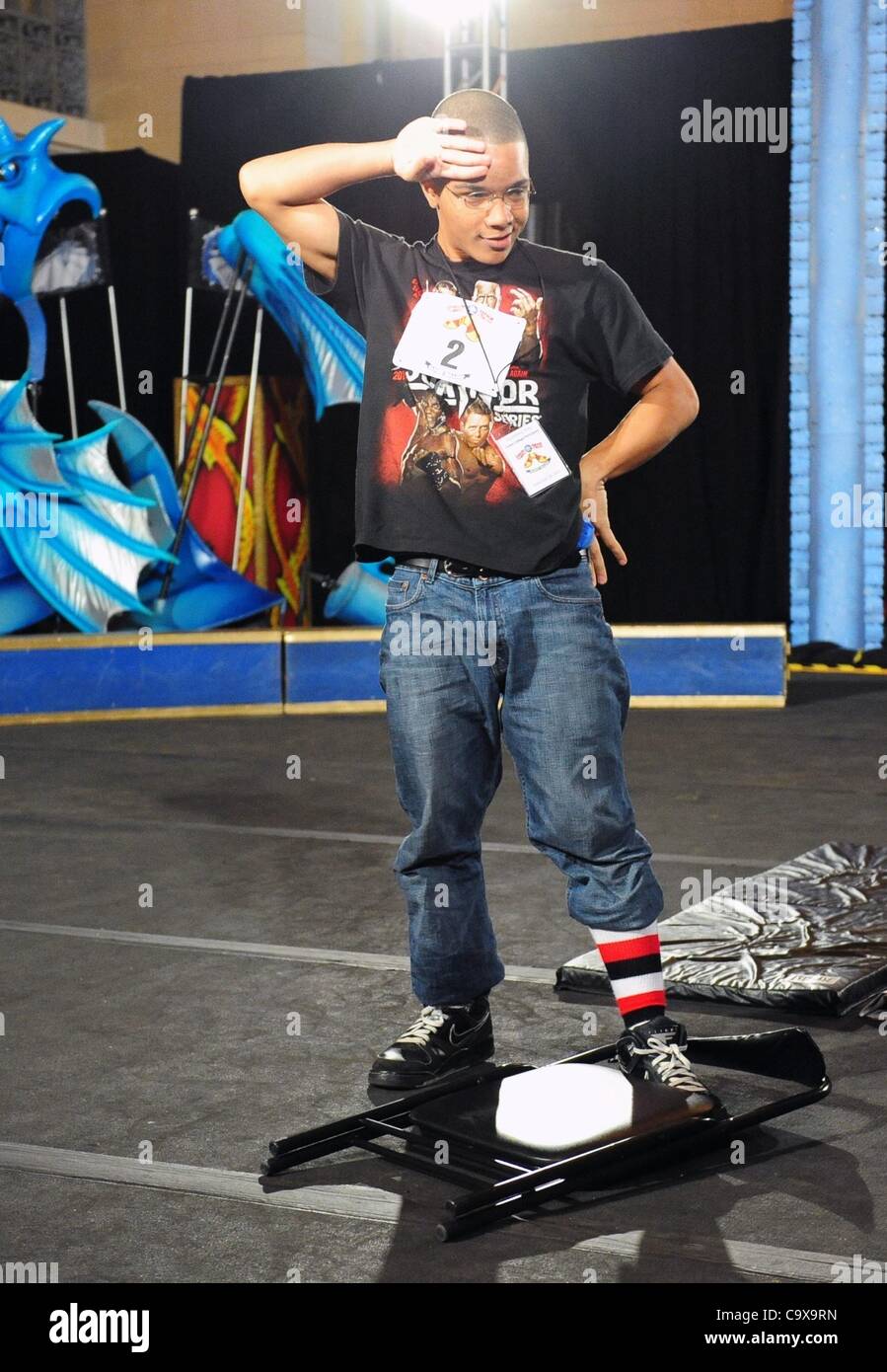 Febbraio 28, 2012 - Manhattan, New York, Stati Uniti - Brian Wright di Brooklyn esegue come il Ringling Bros e Barnum & Baily ospita Clown College auditions a Vanderbilt Hall presso il Grand Central Terminal mentre annuncia l arrivo di ''il più grande spettacolo sulla Terra'' del tri-area di stato. (Credito Immagine: © Bryan S Foto Stock