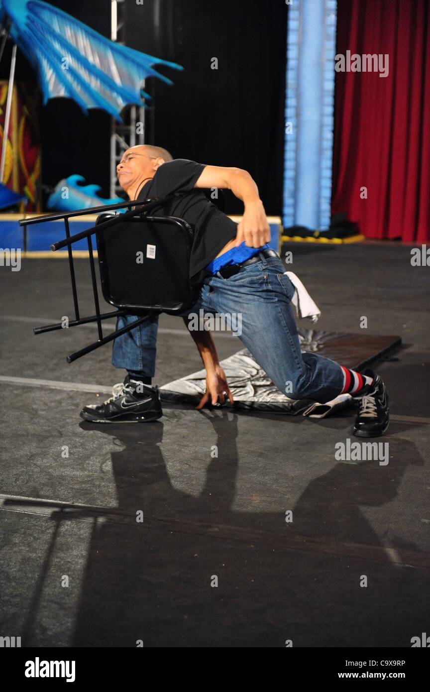 Febbraio 28, 2012 - Manhattan, New York, Stati Uniti - Brian Wright di Brooklyn esegue come il Ringling Bros e Barnum & Baily ospita Clown College auditions a Vanderbilt Hall presso il Grand Central Terminal mentre annuncia l arrivo di ''il più grande spettacolo sulla Terra'' del tri-area di stato. (Credito Immagine: © Bryan S Foto Stock