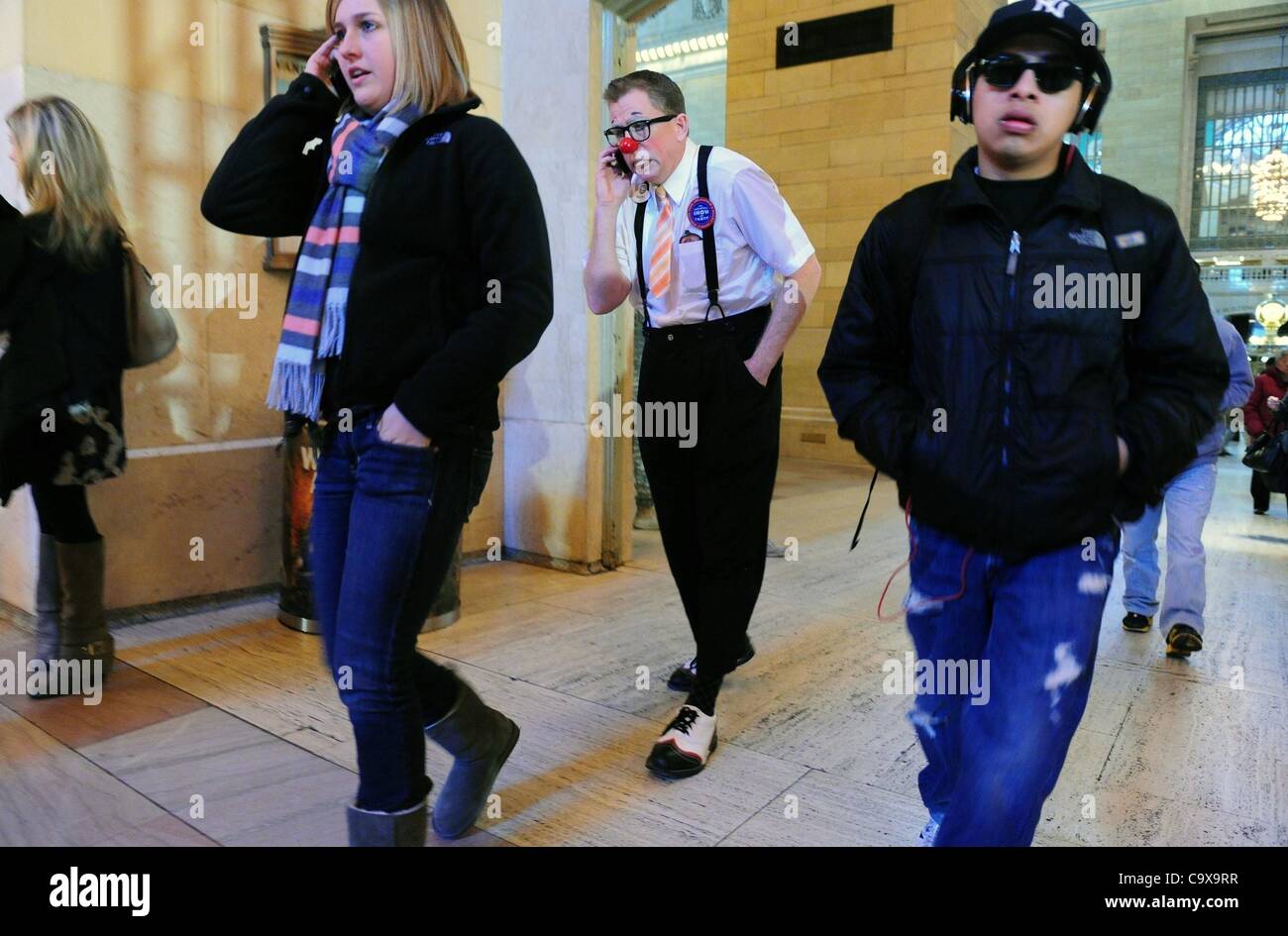 Febbraio 28, 2012 - Manhattan, New York, Stati Uniti - ''Bucky'' il clown imita i " commuters " come il Ringling Bros e Barnum & Baily ospita Clown College auditions a Vanderbilt Hall presso il Grand Central Terminal mentre annuncia l arrivo di ''il più grande spettacolo sulla Terra'' del tri-area di stato. (Credito Immagine: © Br Foto Stock
