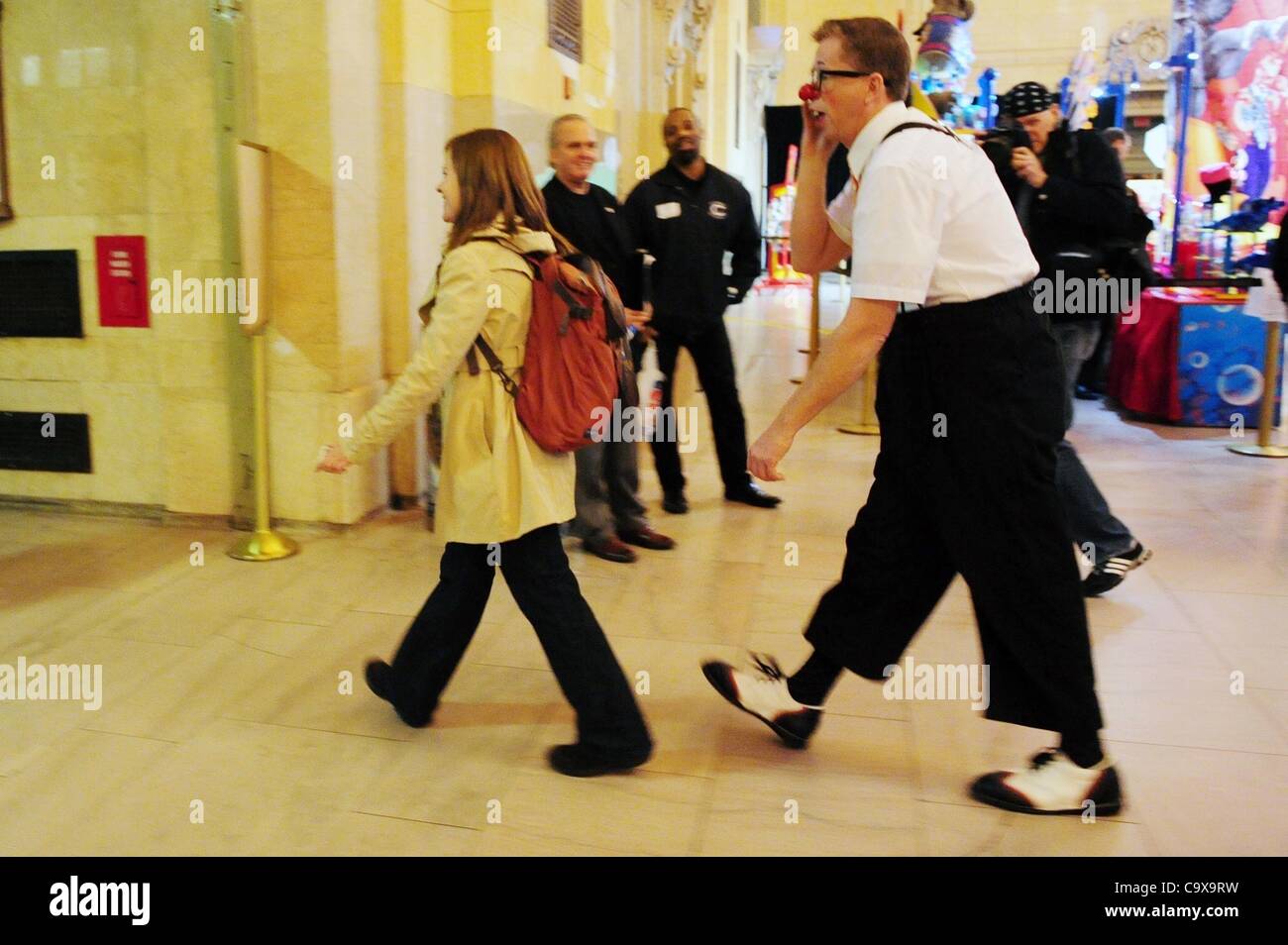 Febbraio 28, 2012 - Manhattan, New York, Stati Uniti - ''Bucky'' il clown imita i " commuters " come il Ringling Bros e Barnum & Baily ospita Clown College auditions a Vanderbilt Hall presso il Grand Central Terminal mentre annuncia l arrivo di ''il più grande spettacolo sulla Terra'' del tri-area di stato. (Credito Immagine: © Br Foto Stock
