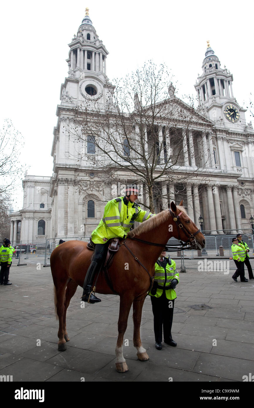 Occupare LSX, la Cattedrale di St Paul, Londra, Regno Unito. 28.02.2012 Polizia a Cavallo pattugliano la tranquilla motivi della Cattedrale di St Paul dopo i manifestanti erano stati sfrattati nelle prime ore del mattino, rompendo il campo dove i manifestanti avevano soggiornato per più di 100 giorni. Foto Stock