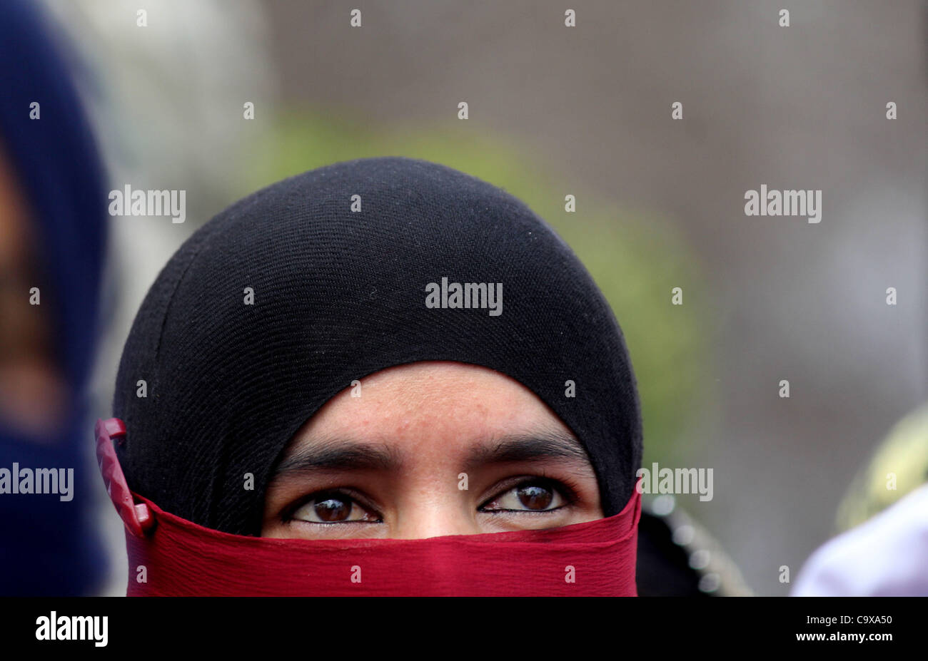 Feb 28, 2012 - Srinagar Kashmir, India - Un servizio sociale lavoratore prende parte durante una manifestazione di protesta contro il governo. La polizia indiana arrestate decine di dipendenti temporanei in Kashmir. La protesta dei dipendenti sono stati impegnativi lavori permanenti nel governo e più severe in materia di lavoro e di minimo Foto Stock