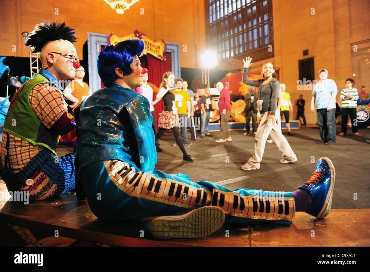 Febbraio 28, 2012 - Manhattan, New York, Stati Uniti - Clown guardare come le persone a svolgere durante il 'Ringling Bros e Barnum & Baily Clown College Auditions" alla Vanderbilt Hall presso il Grand Central Terminal mentre annuncia l arrivo di ''il più grande spettacolo sulla Terra'' del tri-area di stato. (Credito Immagine: © Bryan Smit Foto Stock