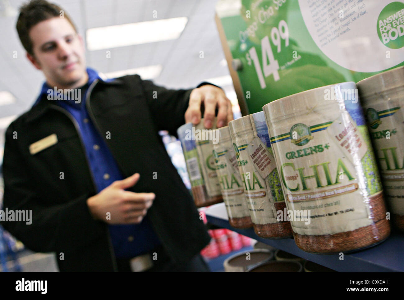 Assistente Manager Charles Myer si raddrizza i vasetti di plastica sul display. La nuova salute rage è chia semi che sono alti in acidi grassi Omega 3. La vitamina Shoppe, su Stevens Creek Rd., in San Jose, ha una fornitura su uno dei suoi espositori. Fotografato nel febbraio 15, 2008 (credito Immagine: Oakland T Foto Stock