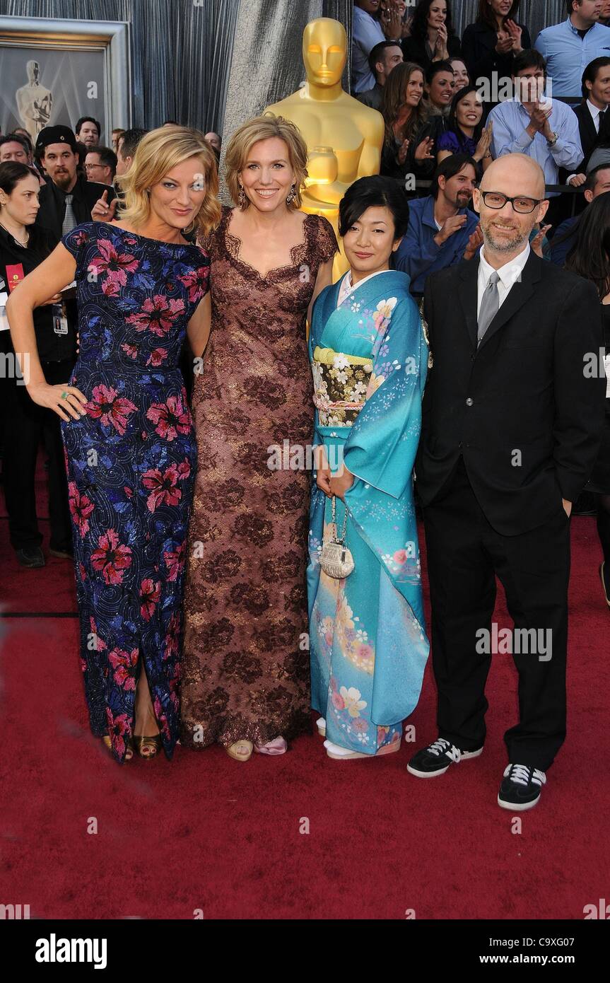 Febbraio 26, 2012 - Los Angeles, California, Stati Uniti d'America - 26 Feb 2012 - Los Angeles, California, Stati Uniti d'America - LUCY WALKER, KIRA AUTO STENSEN, AKI MIZUTANIO , MOBY nella 84Academy Awards - Gli arrivi presso la Hollywood e Highland Teatro. (Credito Immagine: © Paul Fenton/ZUMAPRESS.com) Foto Stock
