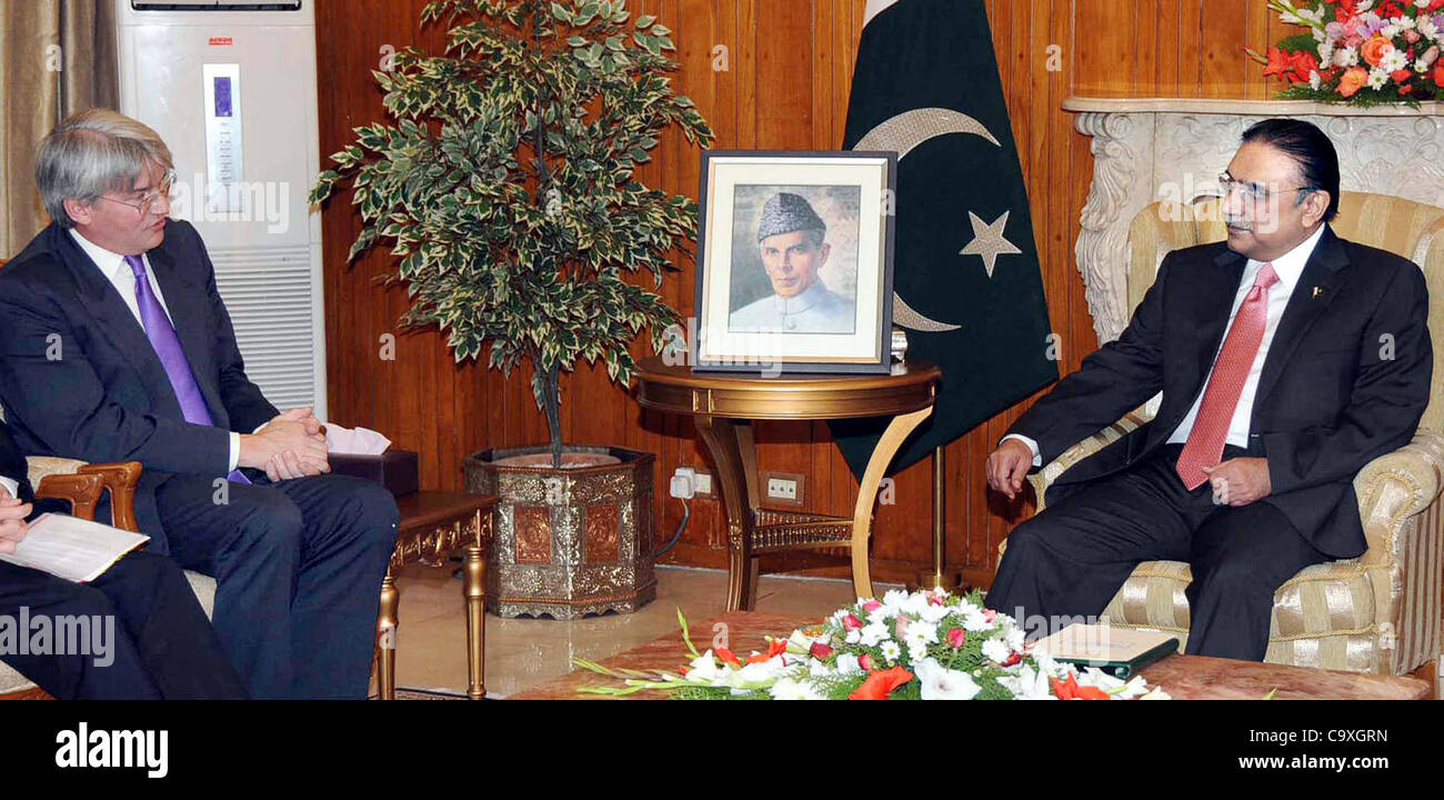 Presidente Asif Ali Zardari nell incontro con il Segretario di Stato britannico per lo Sviluppo Internazionale, Andrew Mitchell a Aiwan-e-Sadr a Islamabad, giovedì 01 marzo, 2012. Foto Stock