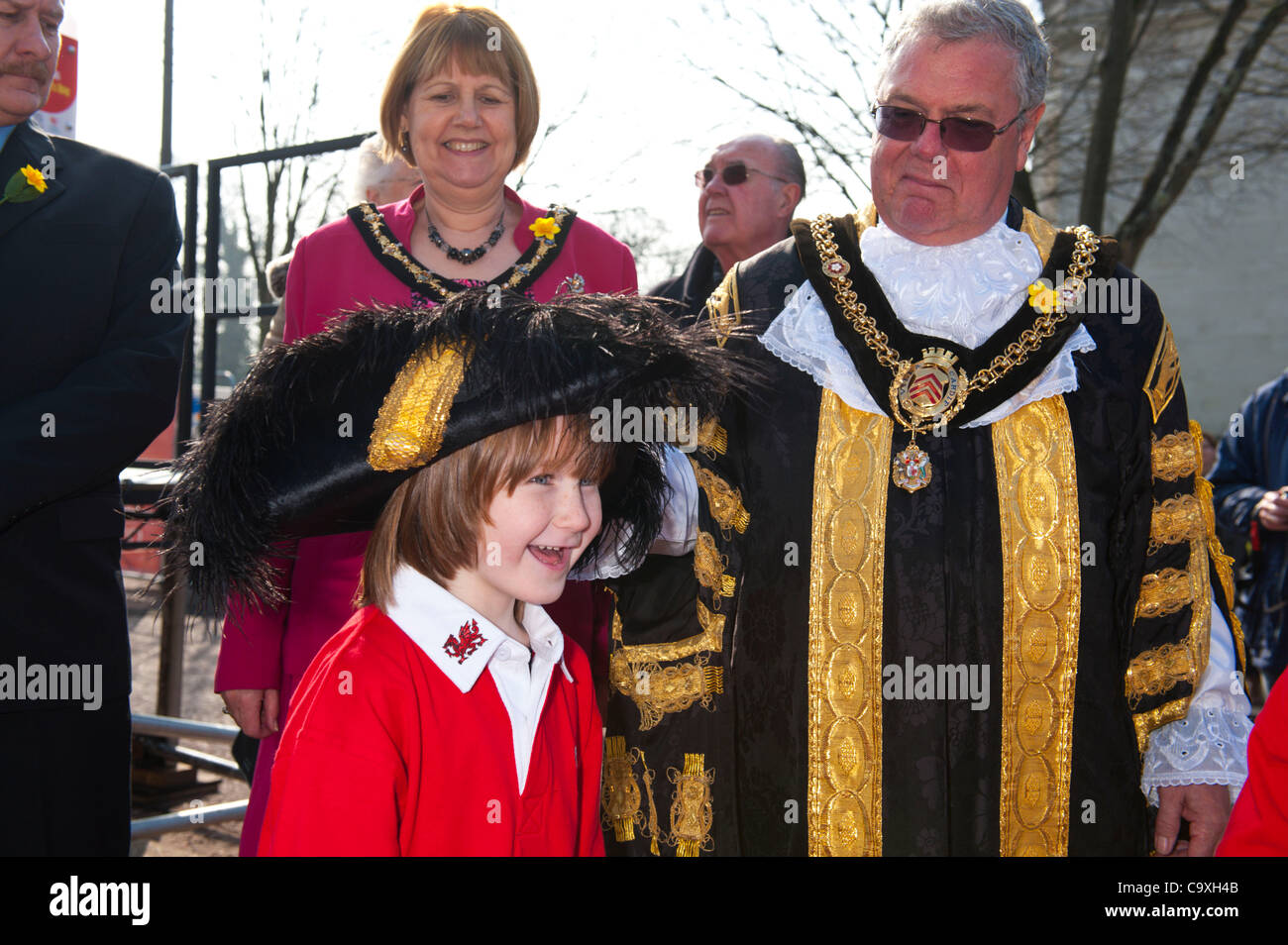 1 marzo 2012, Cardiff, Regno Unito. Il Sindaco di Cardiff presta il suo cappello per un giovane ragazzo durante il St. David's Day celebrazioni. Foto Stock