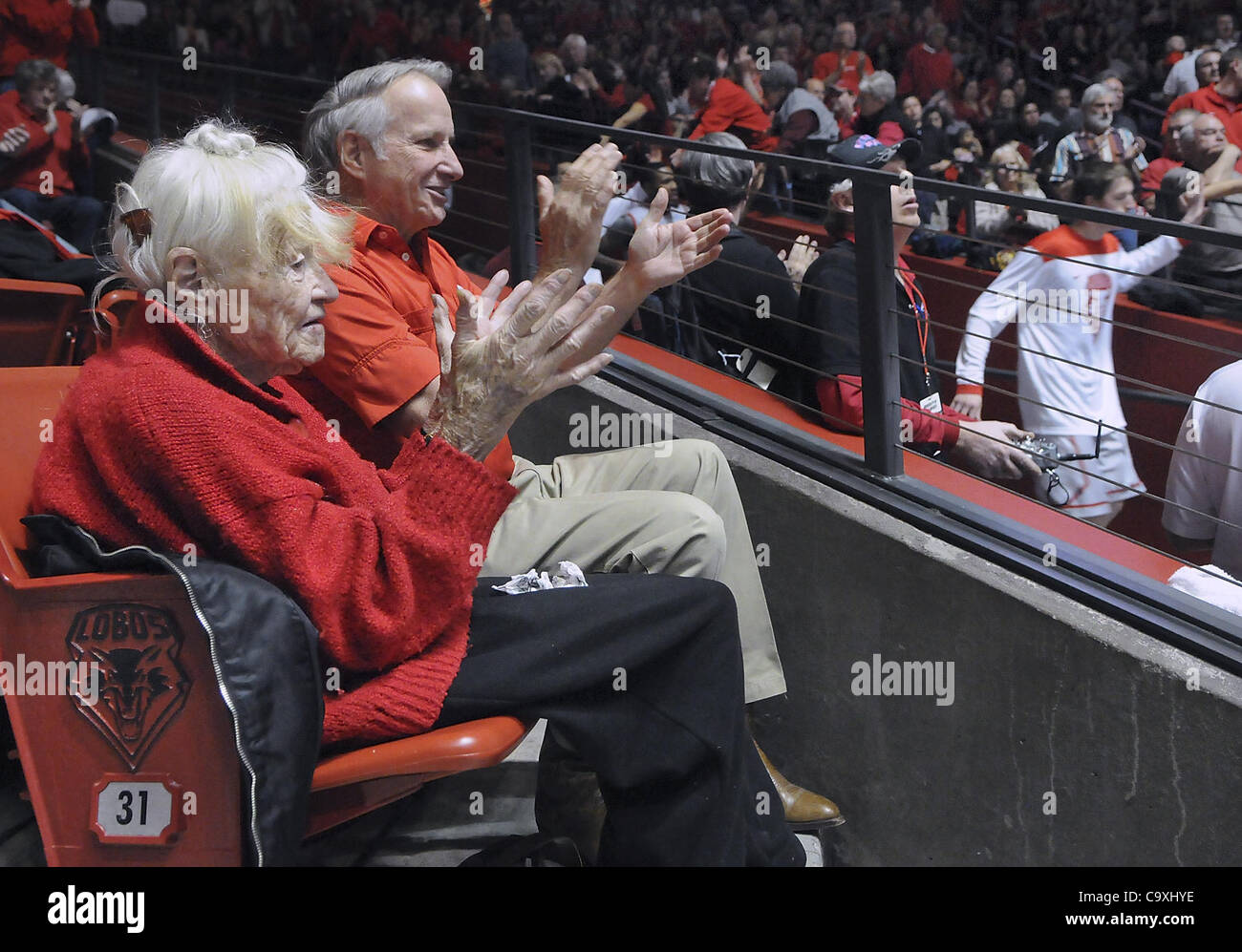 Febbraio 29, 2012 - Albuquerque, NM, Stati Uniti - Pat Sahd e suo figlio Ted Sahd applaudire come il team tiene a terra all'inizio della seconda metà della partita contro la forza aerea. A 97 anni Sahd è probabilmente il più antico Lobo ventola ancora andando per i giochi in fossa. Mercoledì ,feb. 29, 2012. (Credito Ima Foto Stock