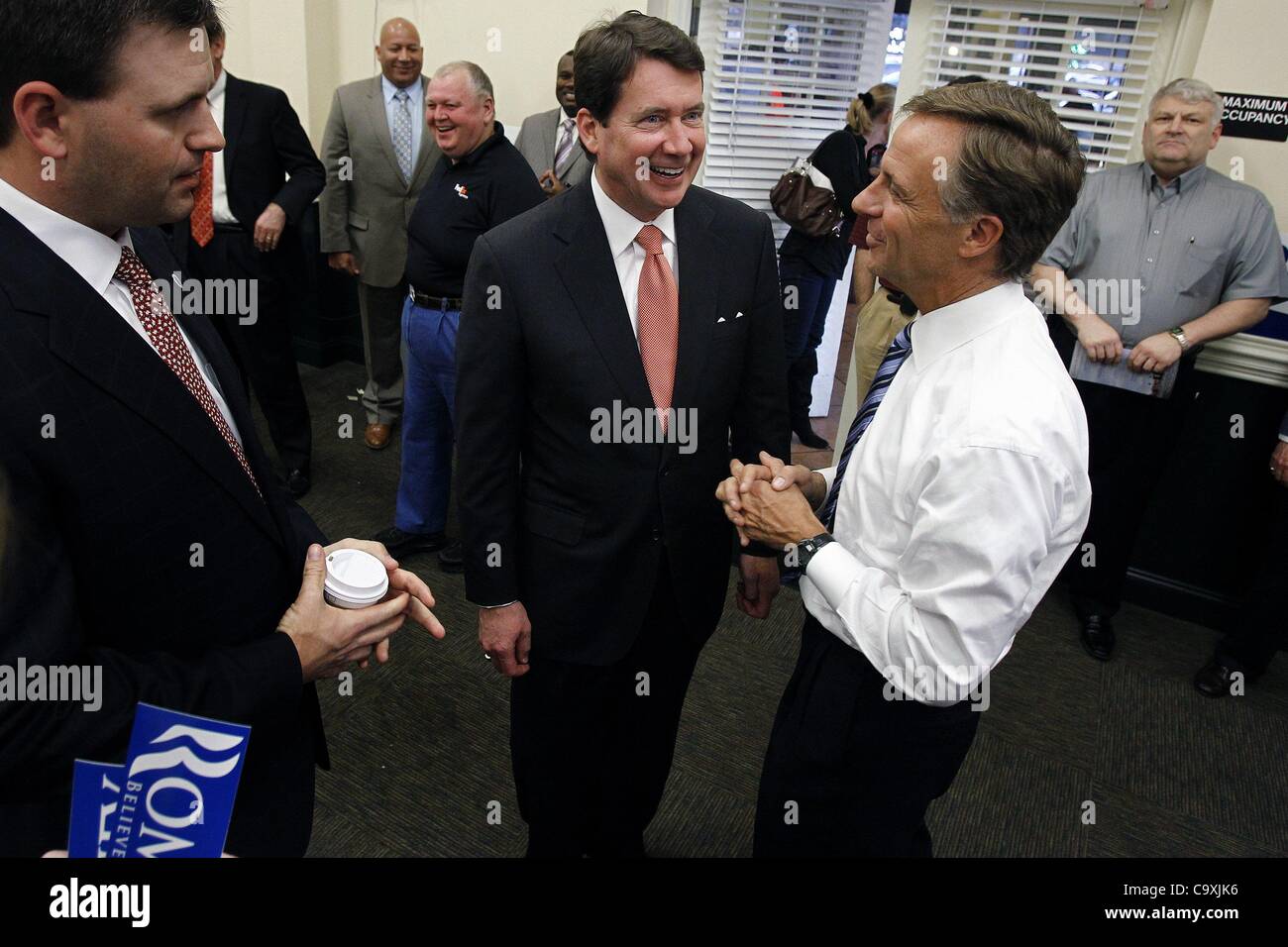 1 marzo 2012 - Memphis, TN, Stati Uniti - 1 Marzo 2012 - Bill Hagerty (centrale) e Gov. Bill Haslem (destra) chat prima di una strategia di rally per GOP candidato presidenziale Mitt Romney e la sua campagna imminente in Tennessee a Jason's Deli giovedì sera. Hagerty chi è il Commissario del Tennessee Departm Foto Stock