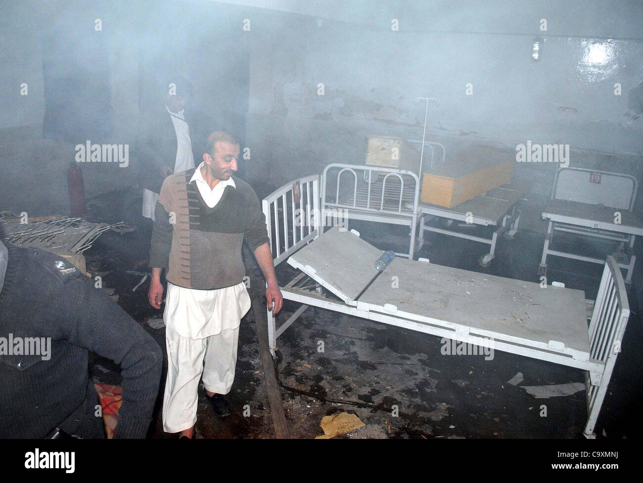 La gente si riunisce dopo la bombola di gas blast al Dipartimento di Patologia a Lady ospedale di lettura (LRH) nella città di Peshawar Venerdì, Marzo 02, 2012. Almeno tre persone sono state ferite nell'esplosione Foto Stock