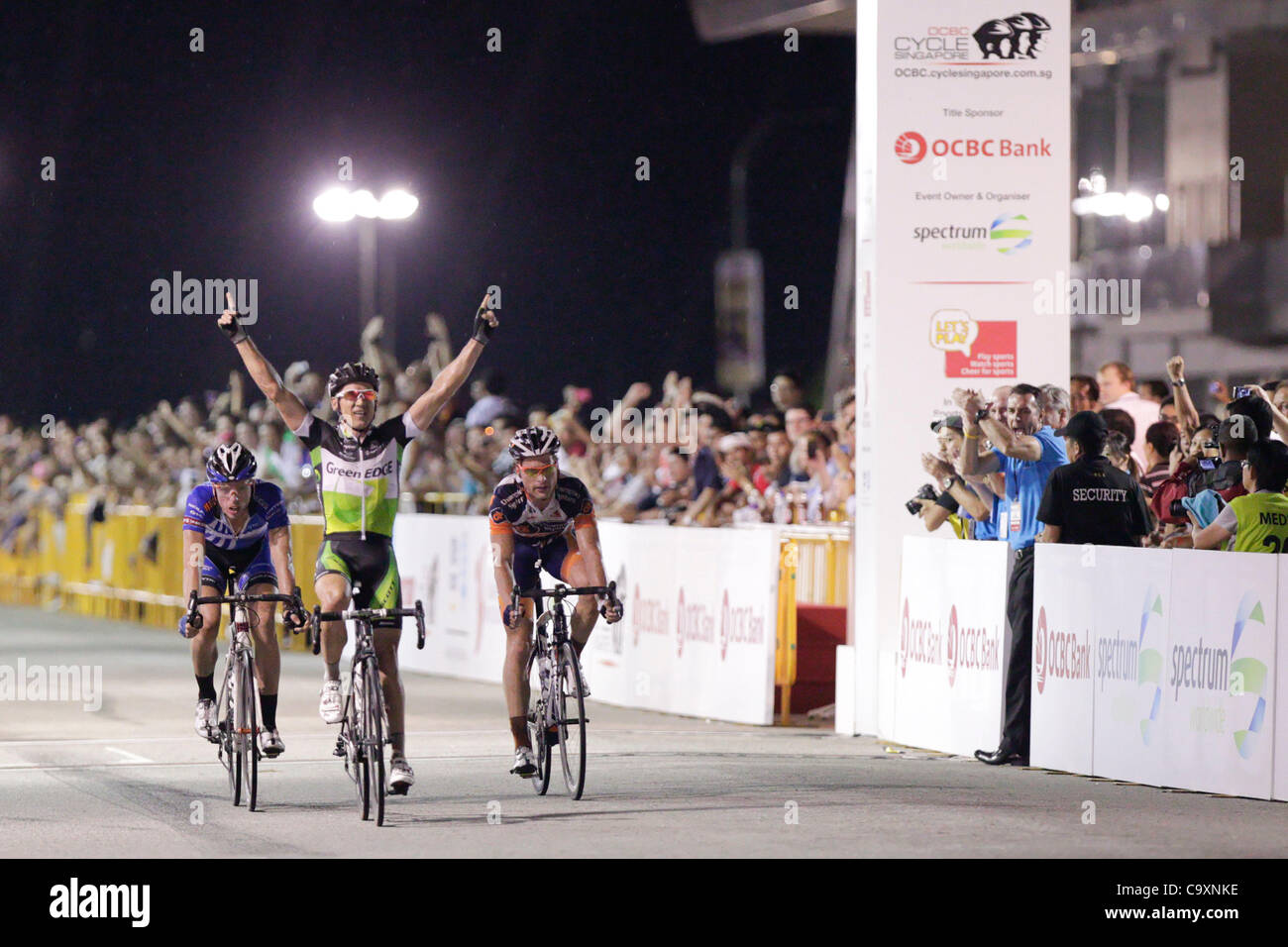 02.03.2012 - Robbie McEwen of Australia alza le mani dopo aver vinto il ciclo OCBC Singapore 2012 Professional Criterium, F1 Pit Building, Singapore. Foto: Daniel Swee/cialde.Sport Foto Stock