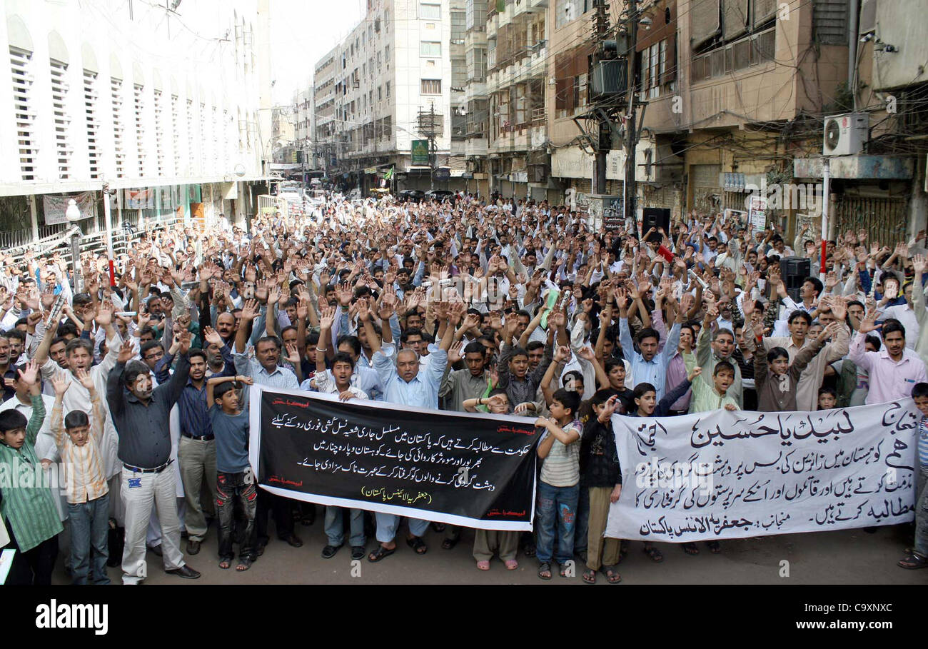 I sostenitori di alleanza Jafaria chant slogan contro l uccisione di persone innocenti in i terroristi attentato in Kohistan incidente, durante la manifestazione di protesta a Kharadar area in Karachi il Venerdì, Marzo 02, 2012. Foto Stock