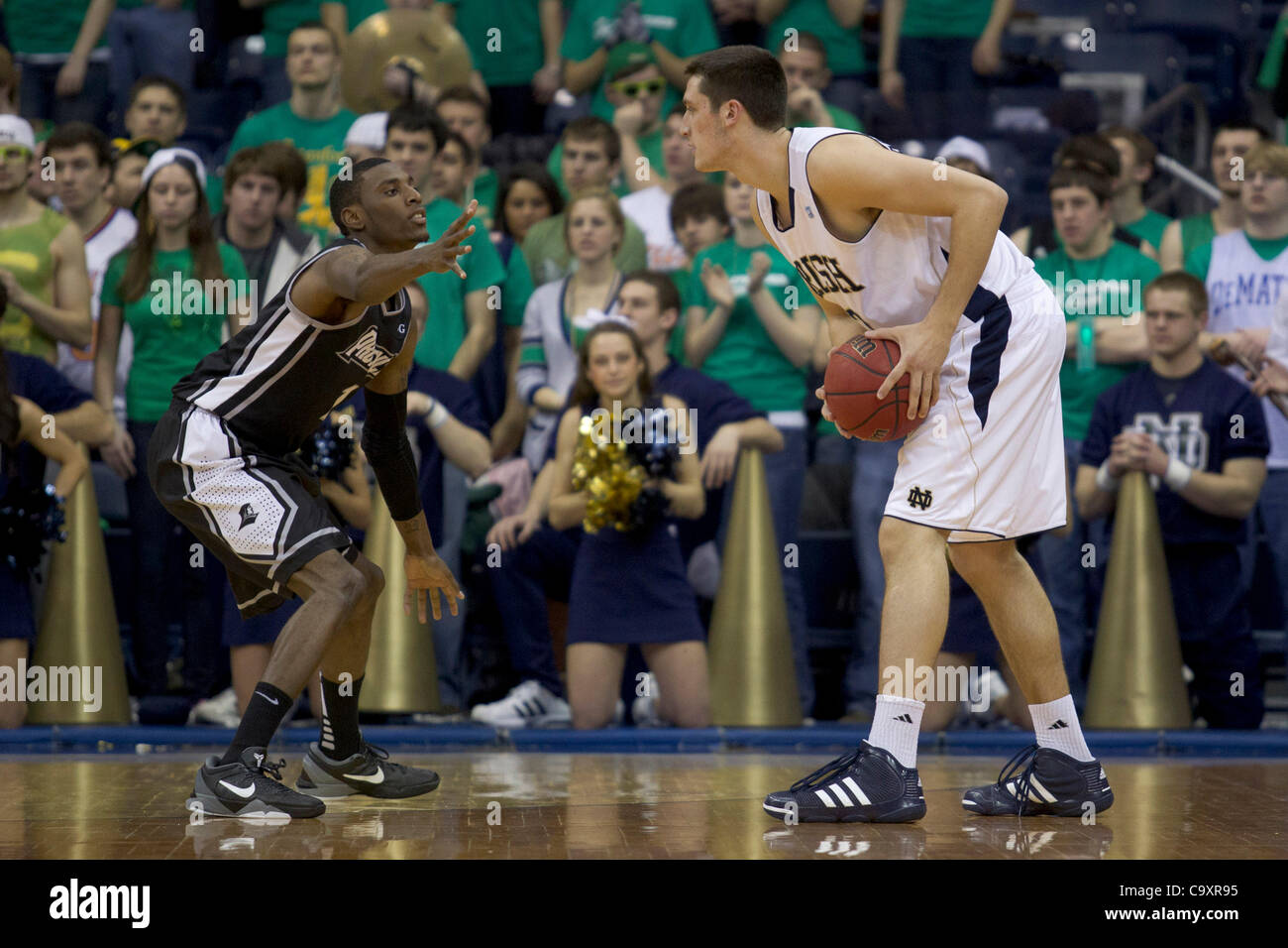 2 marzo 2012 - South Bend, Indiana, Stati Uniti - Notre Dame guard Alex Dragicevich (#12) guarda a guidare il lane come provvidenza guard Gerard Coleman (#1) difende nella prima metà azione degli uomini del NCAA pallacanestro tra la provvidenza e la Cattedrale di Notre Dame. Il Notre Dame Fighting Irish sconfitto la Provvidenza Fria Foto Stock