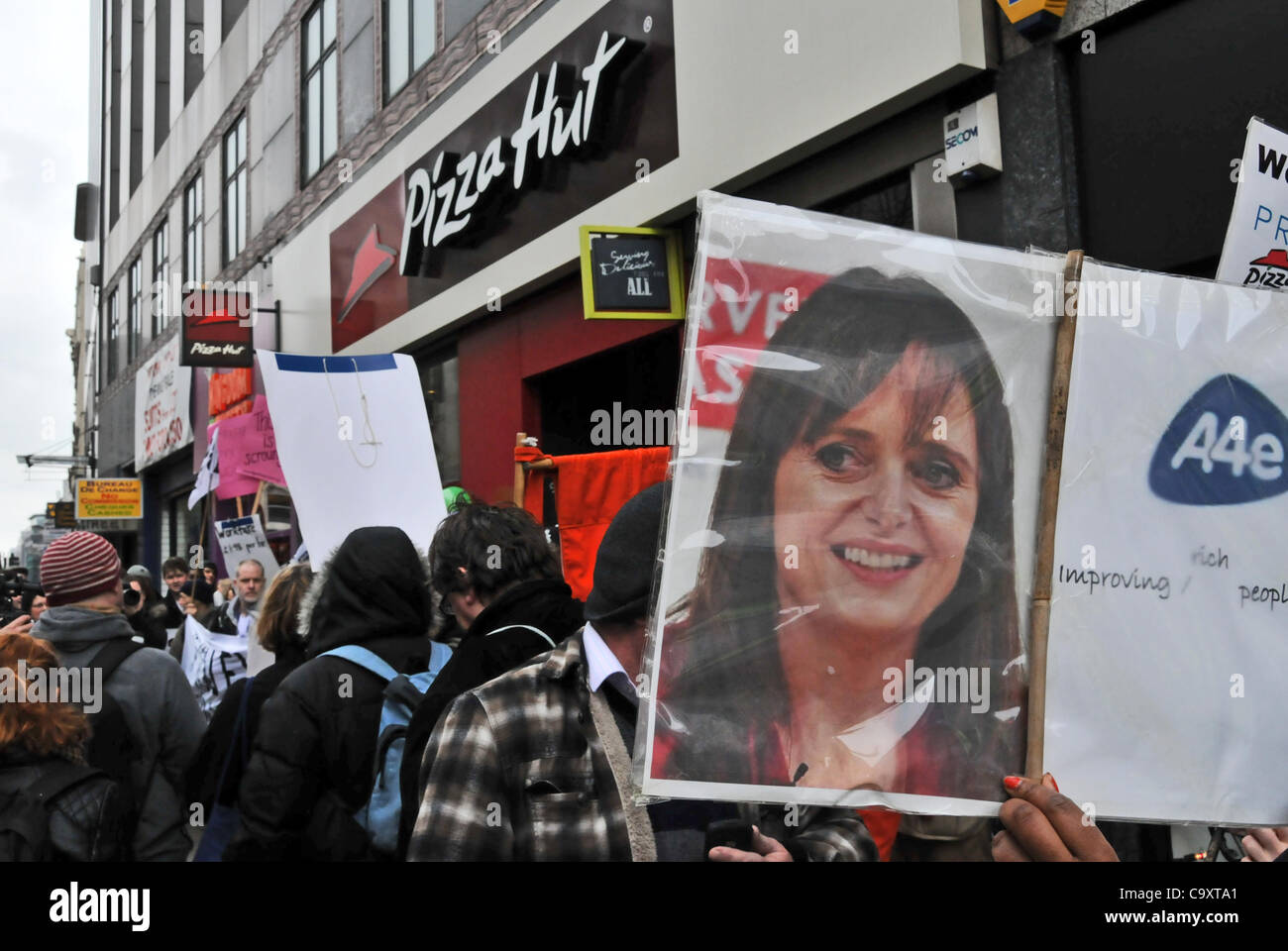 Londra, Regno Unito. Mar 03, 2012. Anti workfare manifestanti su Oxford Street nel centro di Londra, che protestano contro il governo workfare programma. Foto Stock