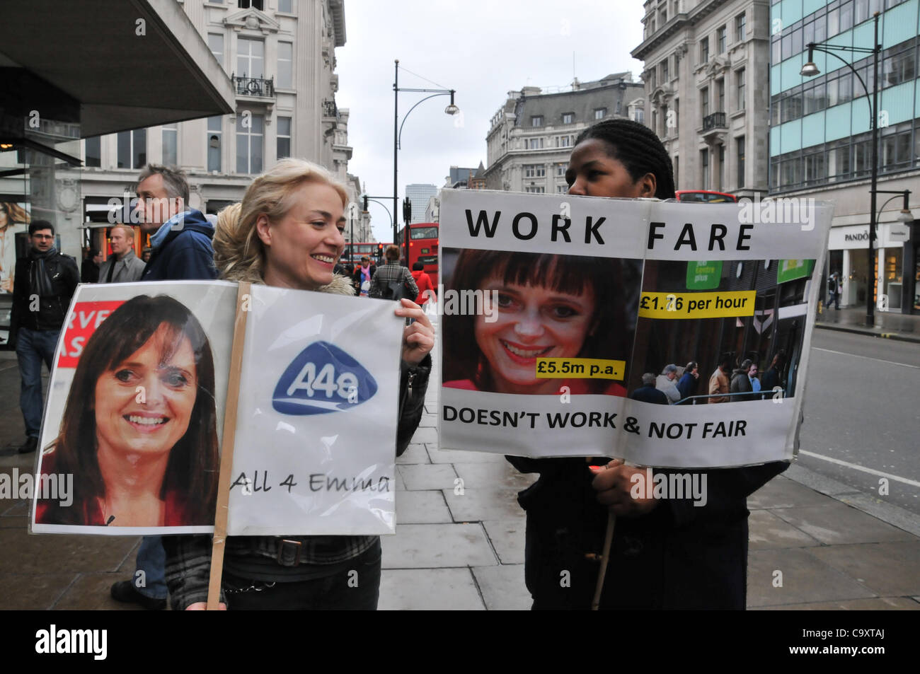 Londra, Regno Unito. Mar 03, 2012. Anti workfare manifestanti su Oxford Street nel centro di Londra, che protestano contro il governo workfare programma. Foto Stock