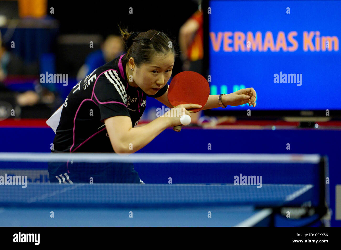 EINDHOVEN, Paesi Bassi, 03/03/2012. Ping-pong player Jie li (nella foto) vince la sua partita contro Kim Vermaas presso la Dutch table tennis Championships 2012 a Eindhoven. Foto Stock