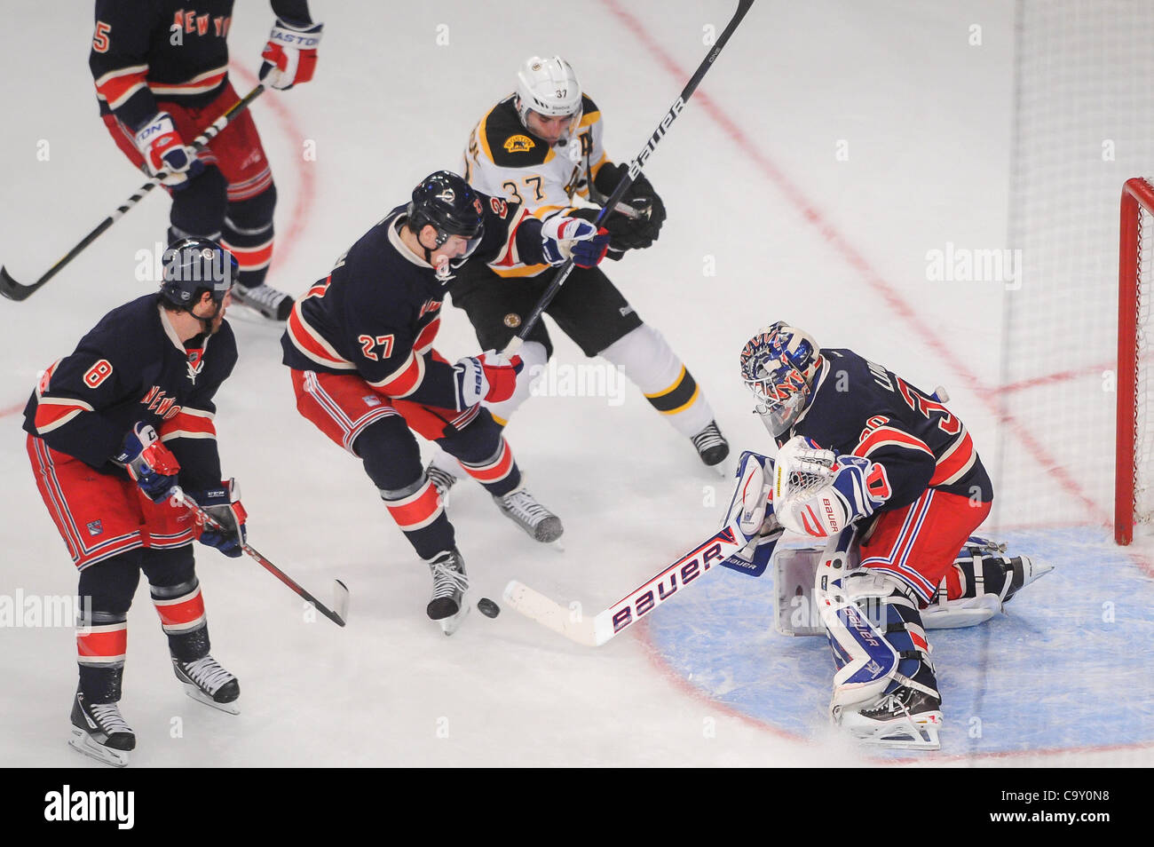 Mar 04, 2012 - Newark, New Jersey, Stati Uniti - New York Rangers goalie Henrik Lundqvist (30) bussa un rimbalzo allentati lontano da defenceman Ryan McDonagh (27) e Boston Bruins center Patrice Bergeron (37) durante il primo periodo di azione di NHL tra il New York Rangers e dei Boston Bruins a Madison Square G Foto Stock