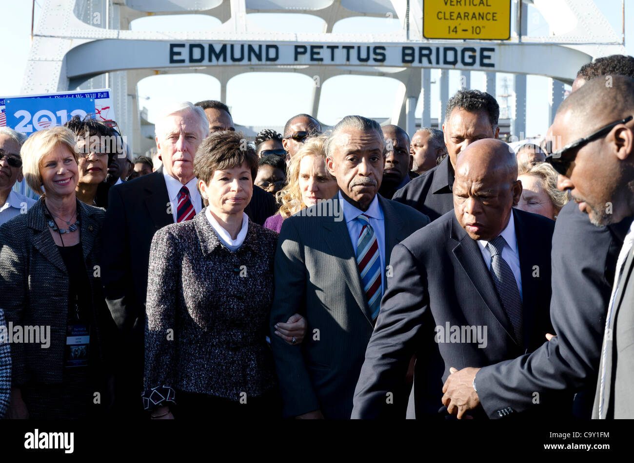 Casa bianca Senior Advisor Valerie Jarrett, Al reverendo Sharpton, dal congressista John Lewis e il reverendo Jesse Jackson inizia la rievocazione storica della Selma a Montgomery marzo sul Edmund Pettus Bridge domenica 4 marzo 2012. Il mese di marzo è stato per commemorare il 1965 diritti di voto di marzo in Alabama. Foto Stock