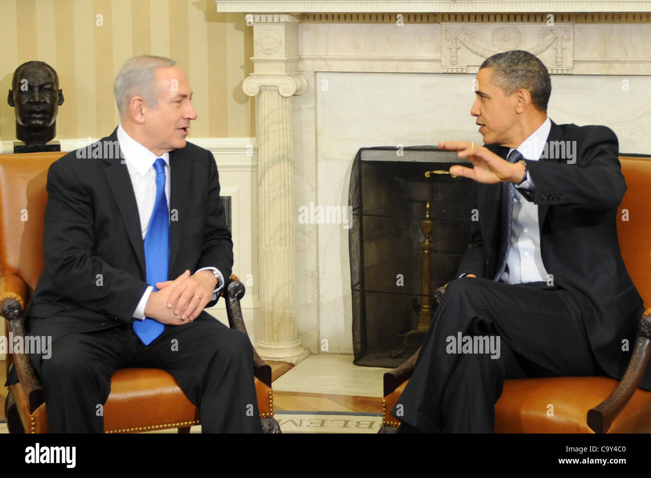 5 marzo 2012 - Washington, Distretto di Columbia, Stati Uniti - Il Presidente Barack Obama accoglie favorevolmente il Primo Ministro israeliano Benjamin Netanyahu all Ufficio Ovale per riaffermare il legame inscindibile tra gli Stati Uniti e Israele e per discutere una serie di questioni strategiche di interesse reciproco. (Credito Immagine: © Foto Stock