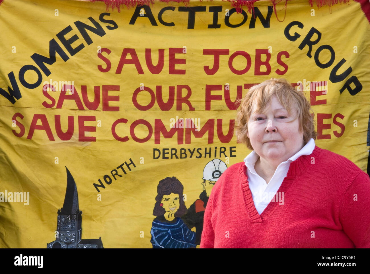 Janet Wilson, membro del Chesterfield reale del Signore di ferro le donne del gruppo d'azione sta accanto a un minatore 1984 sciopero della campagna banner, REGNO UNITO Foto Stock