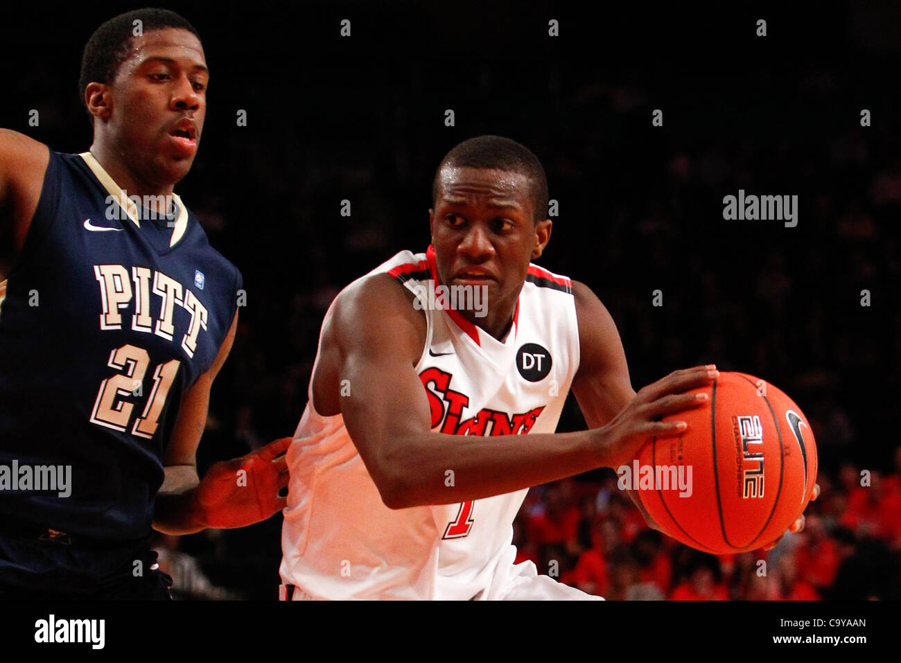 6 marzo 2012 - New York New York, Stati Uniti - San Giovanni di Red Storm guard Phil Greene (1) aziona la sfera intorno a Pittsburgh Panthers guard/avanti Lamar Patterson (21) nella prima metà del primo round del 2012 orientale grande campionato al Madison Square Garden di New York, NY. (Credito Immagine: © Foto Stock