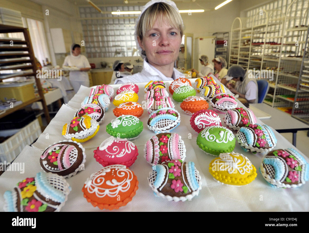 La pasqua si stanno avvicinando il che significa un sacco di lavoro per lo zenzero brad maker di Pardubice. Più di 100 tipi di pasqua lo zenzero pane viene preparato in business di Jarmila Janurova in Pardubice, Repubblica Ceca il 5 marzo 2012. Lo zenzero pane da questo workshop conoscere i clienti non solo nella Repubblica Ceca Republ Foto Stock