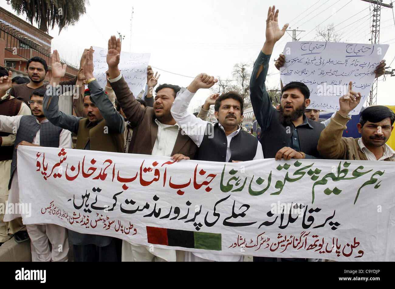 I membri di Watan Pall organizzazione giovanile stanno protestando contro il tentativo di assassinio sul Aftab Ahmed Khan Sherpao durante una dimostrazione a Peshawar press club Mercoledì, 07 marzo, 2012. Foto Stock