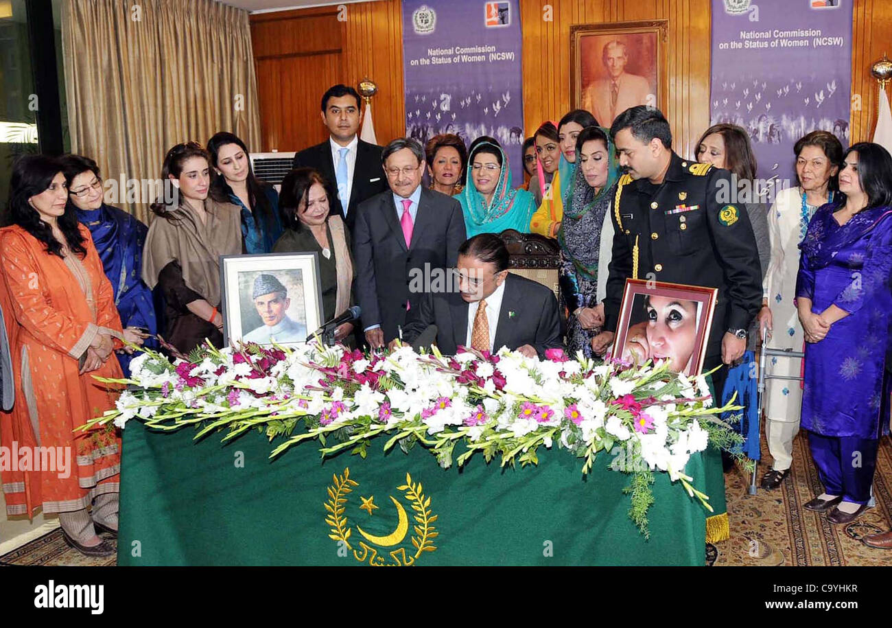 Presidente Asif Ali Zardari segni Commissione Nazionale sullo status delle donne Bill 2012 in legge in occasione della International Womens giorno durante la cerimonia di premiazione che si terrà a Aiwan-e-Sadr a Islamabad, giovedì 08 marzo, 2012. Foto Stock