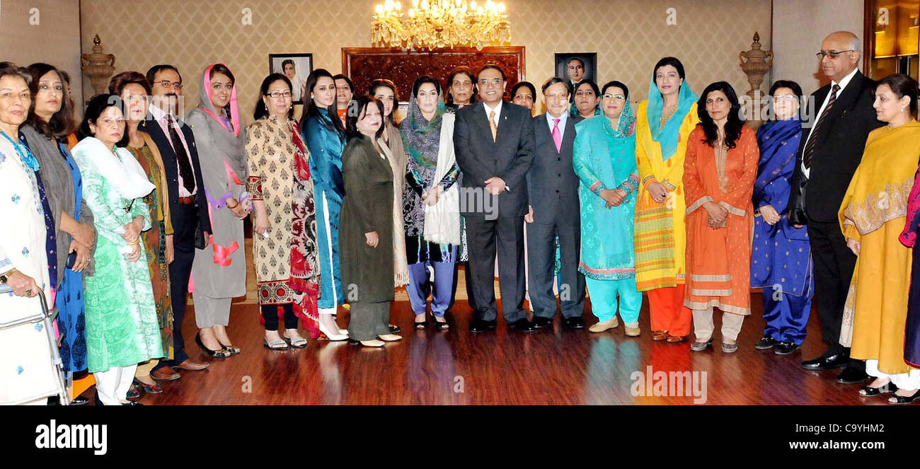 Presidente Asif Ali Zardari in foto di gruppo con il Presidente del Senato, Presidente dell'Assemblea nazionale, federale ministri, parlamentari e della società civile dopo la firma della Commissione Nazionale per lo status delle donne Bill 2012 in legge durante la cerimonia di premiazione che si terrà a Aiwa Foto Stock