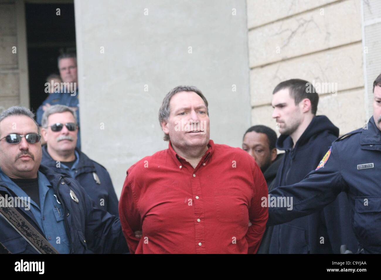 Marc Ringel è stato arrestato oggi dopo che la polizia ha scoperto una cache di armi e di esplosivi ed il pot in un Woodmere home , New York 03-08-2012.(Immagine di credito: Â© Mark Kasner/Globe foto/ZUMAPRESS.com) Foto Stock