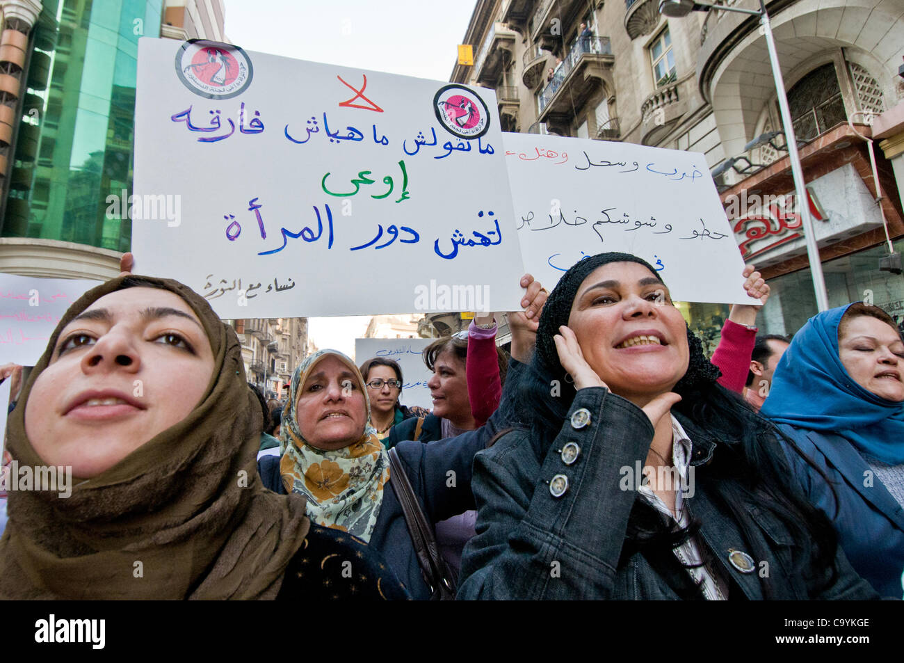 Le donne egiziane marzo sulle donne giornata internazionale al Parlamento chiedono una maggiore rappresentanza nel governo e la fine della dittatura militare-Match 8th, 2012, al Cairo in Egitto Foto Stock