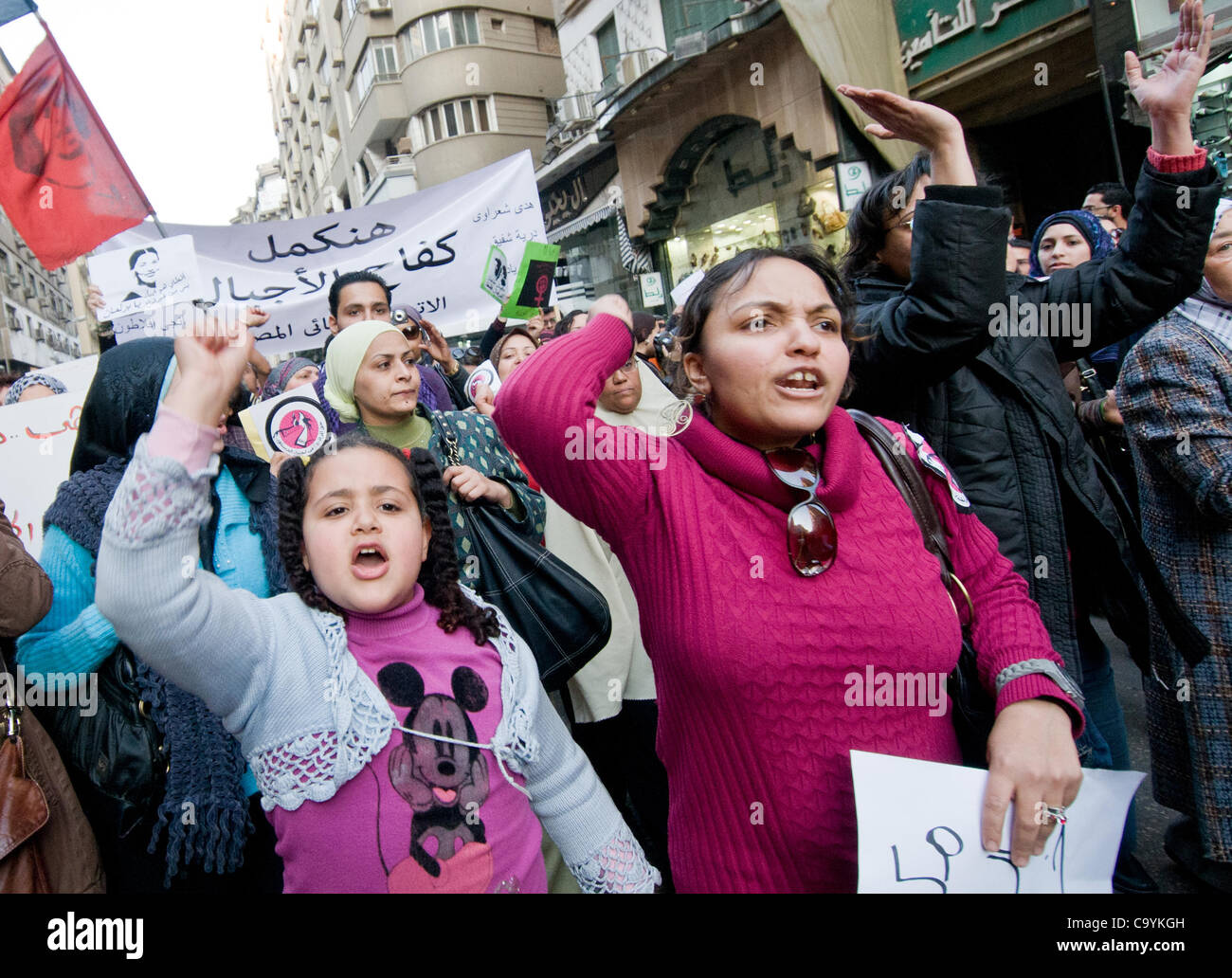 Le donne egiziane marzo sulla giornata internazionale della donna al Parlamento chiedono una maggiore rappresentanza nel governo e la fine della dittatura militare-Match 8th, 2012, al Cairo in Egitto Foto Stock